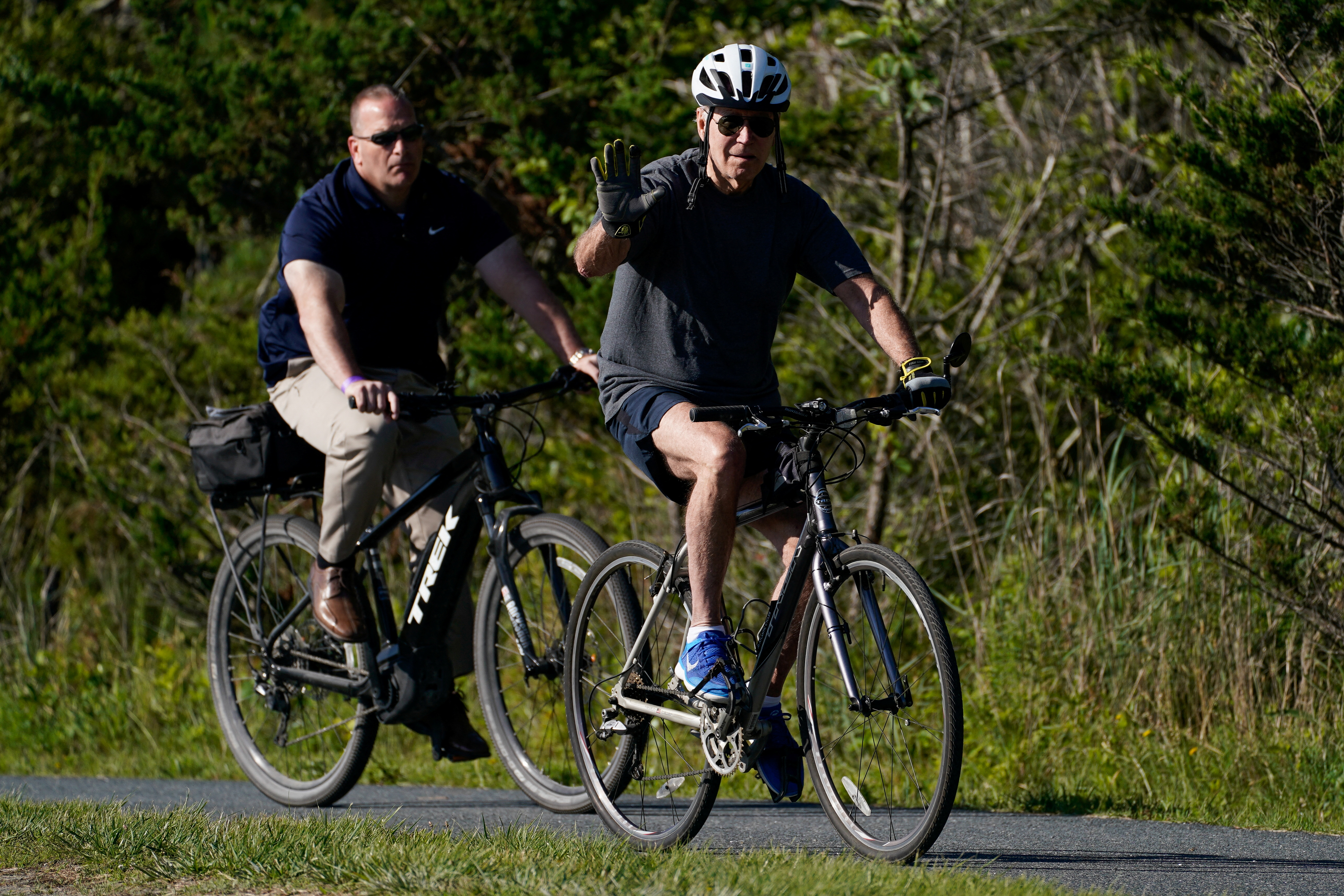 Joe Biden saluda a las personas que vieron pasar en bicicleta (REUTERS/Elizabeth Frantz)