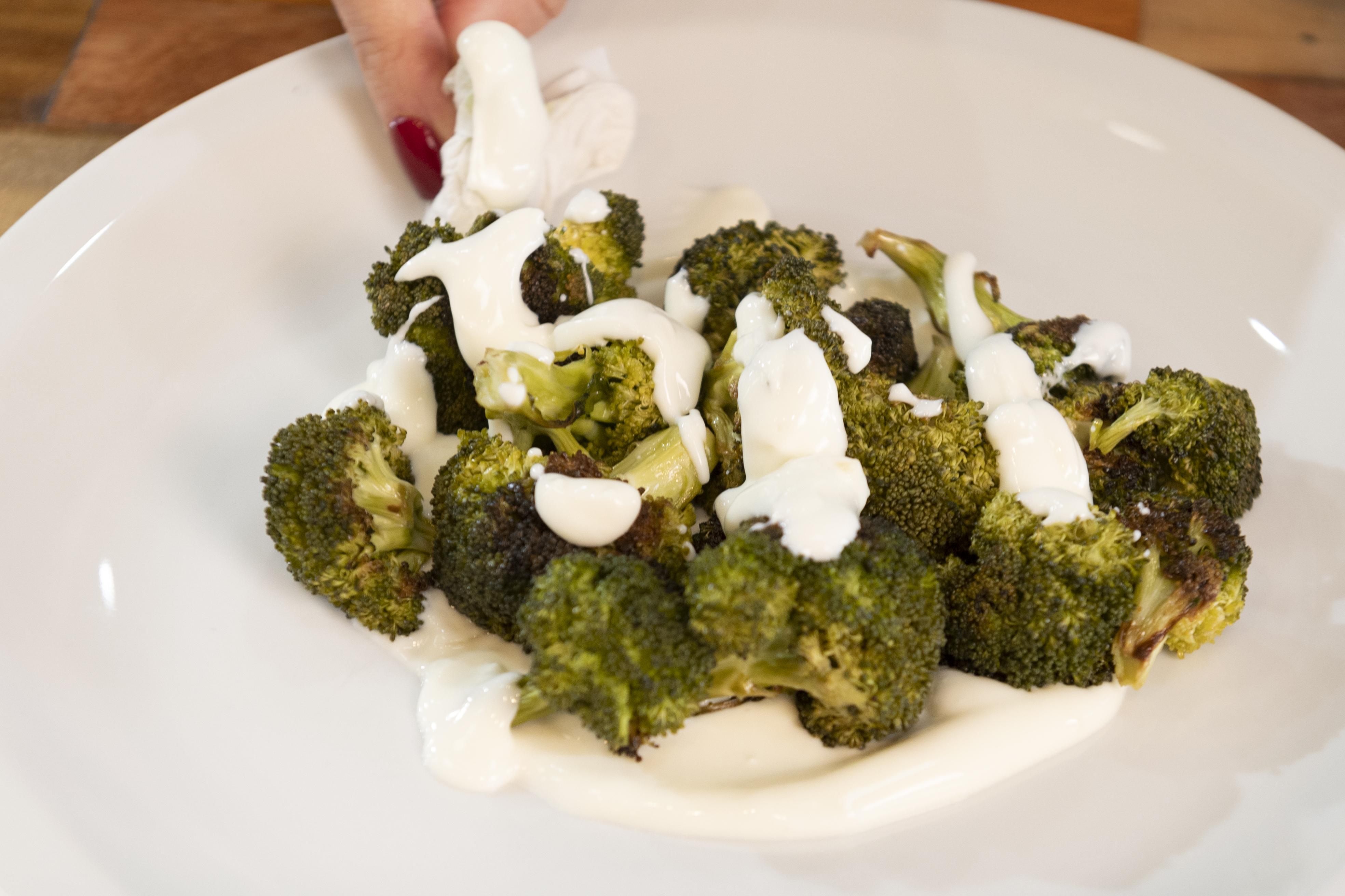 Cómo preparar brócoli con salsa de yogur, una receta súper nutritiva y saludable