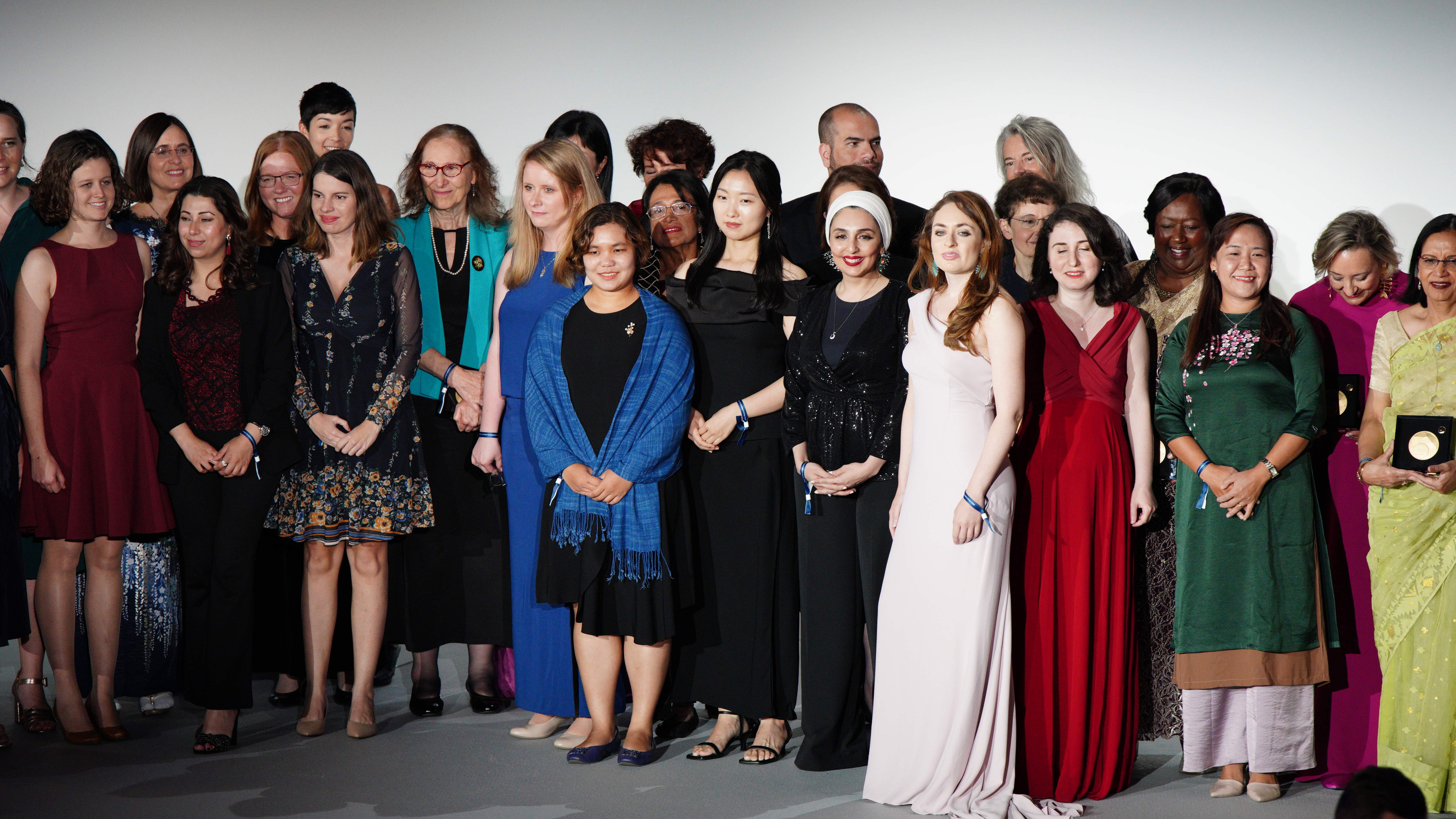 En el escenario como en el lab: la reunión del  Premio L´Óreal- Unesco Por las mujeres en la ciencia fue una verdadera cumbre de mujeres científicas . Aquí mezcladas las consagradas y las jóvenes de Rising Talent