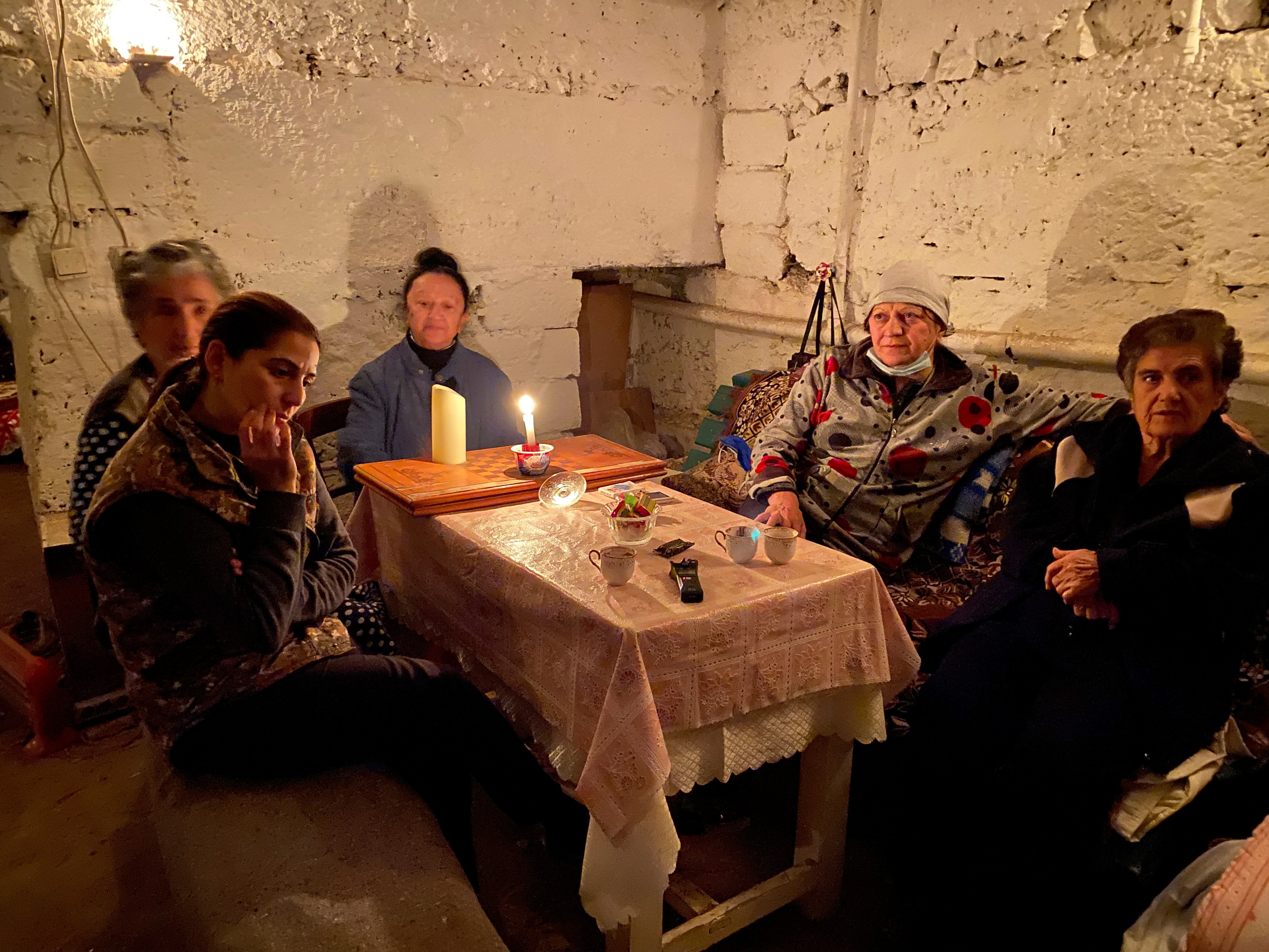 Varias mujeres se protegen de los bombardeos en un refugio de Stepanakert, en Nagorno-Karabaj. 