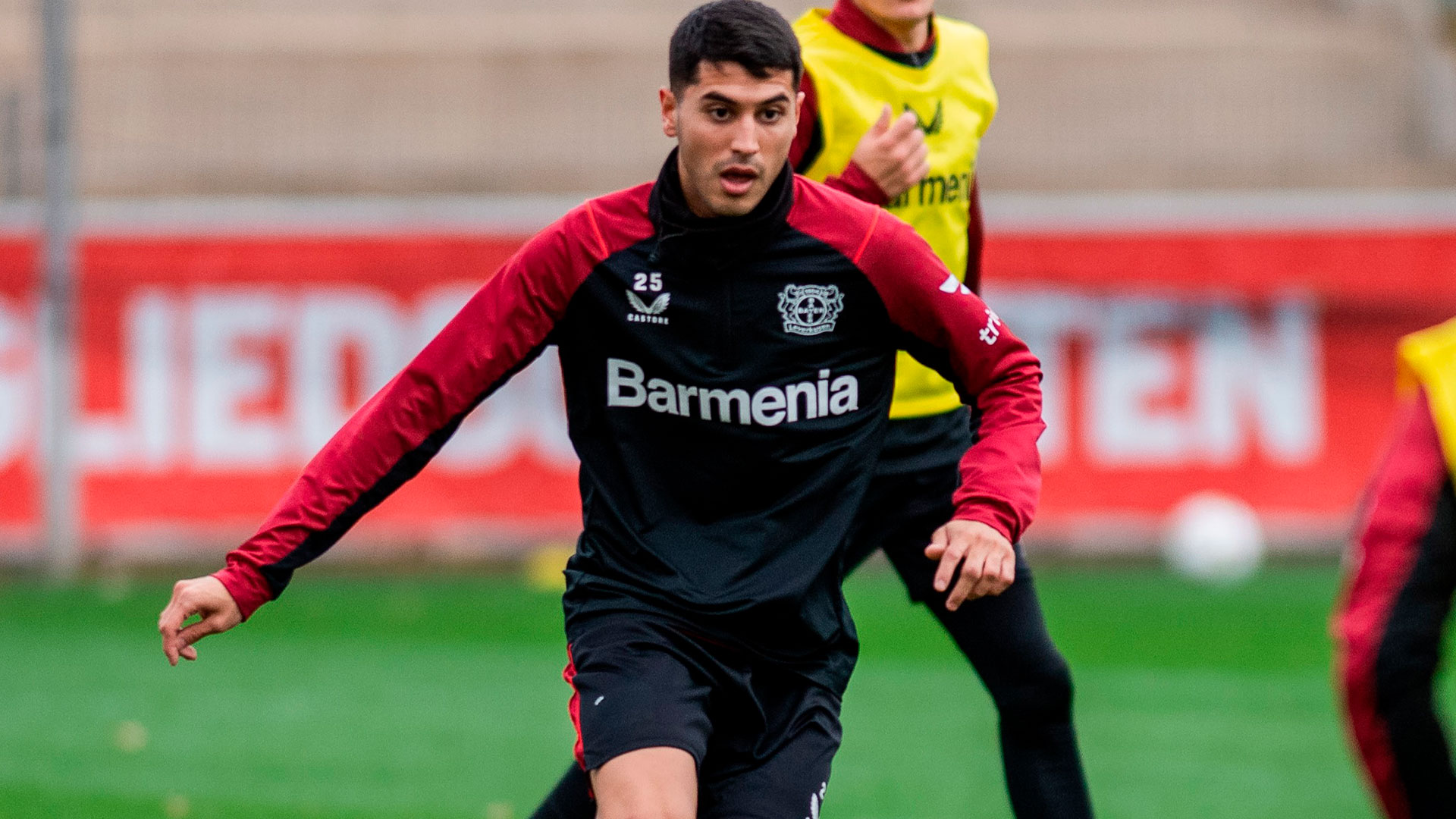 Tras más de un mes de recuperación, Exequiel Palacios volvió a entrenar con sus compañeros en el inicio de esta semana (Foto: @bayer04fussball)