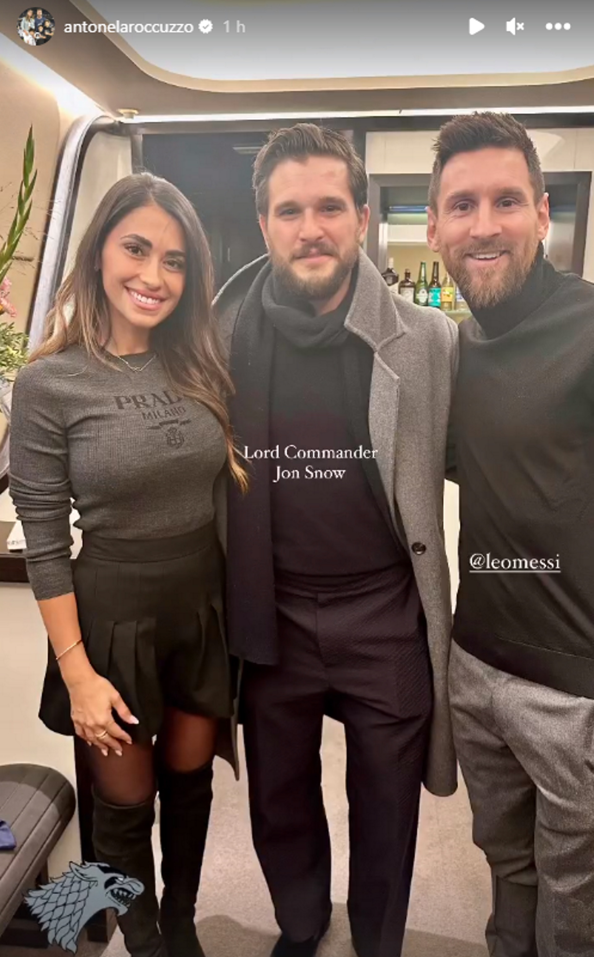 Furor la foto de Antonela Roccuzzo y Lionel Messi junto a “Jon Snow”, personaje de Game Of Thrones: los mejores memes y reacciones - Infobae