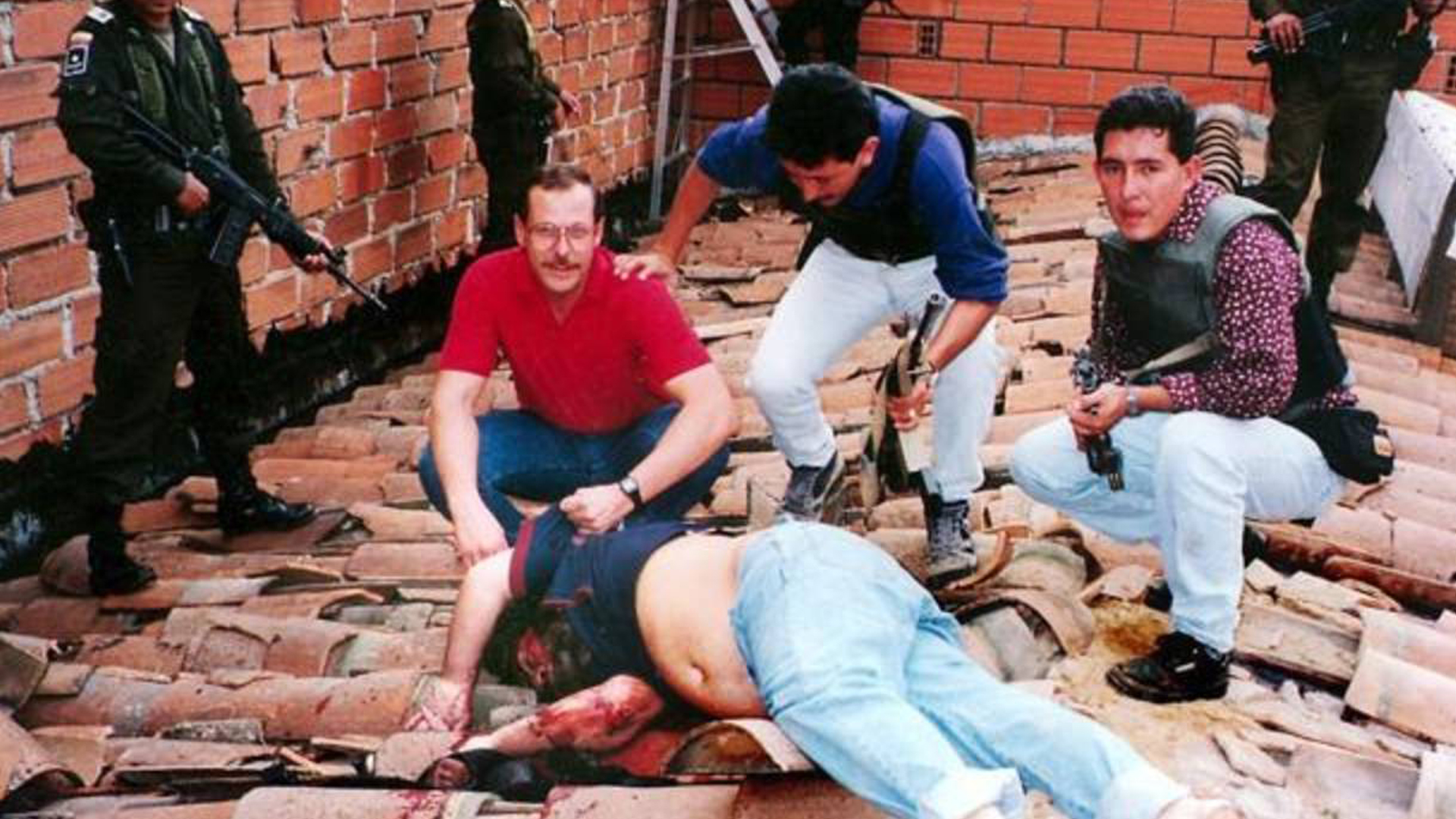El 2 de diciembre de 1993 Pablo Emilio Escobar Gaviria fue muerto a balazos por el Bloque de Búsqueda mientras huía descalzo por un tejado en Medellín