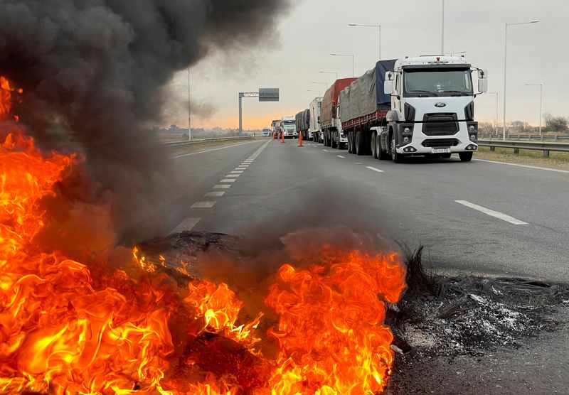 Camioneros de Argentina obstruyen carreteras en protesta por la escasez de diésel, en San Nicolás (REUTERS/Miguel Lo Bianco)