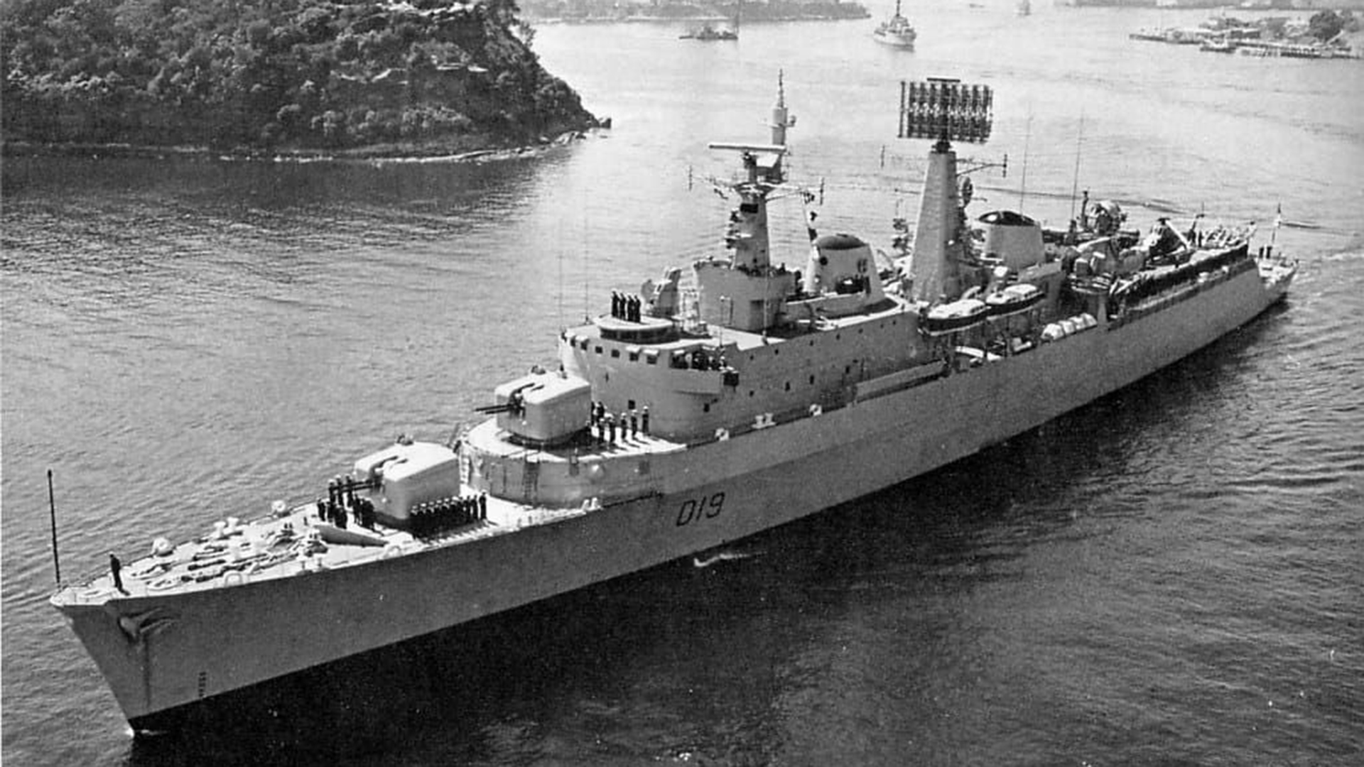  El buque Glamorgan quedó gravemente dañado y fuera de combate. Al término de la guerra el crucero fue donado a Chile, que lo incorporó a su armada con otro nombre