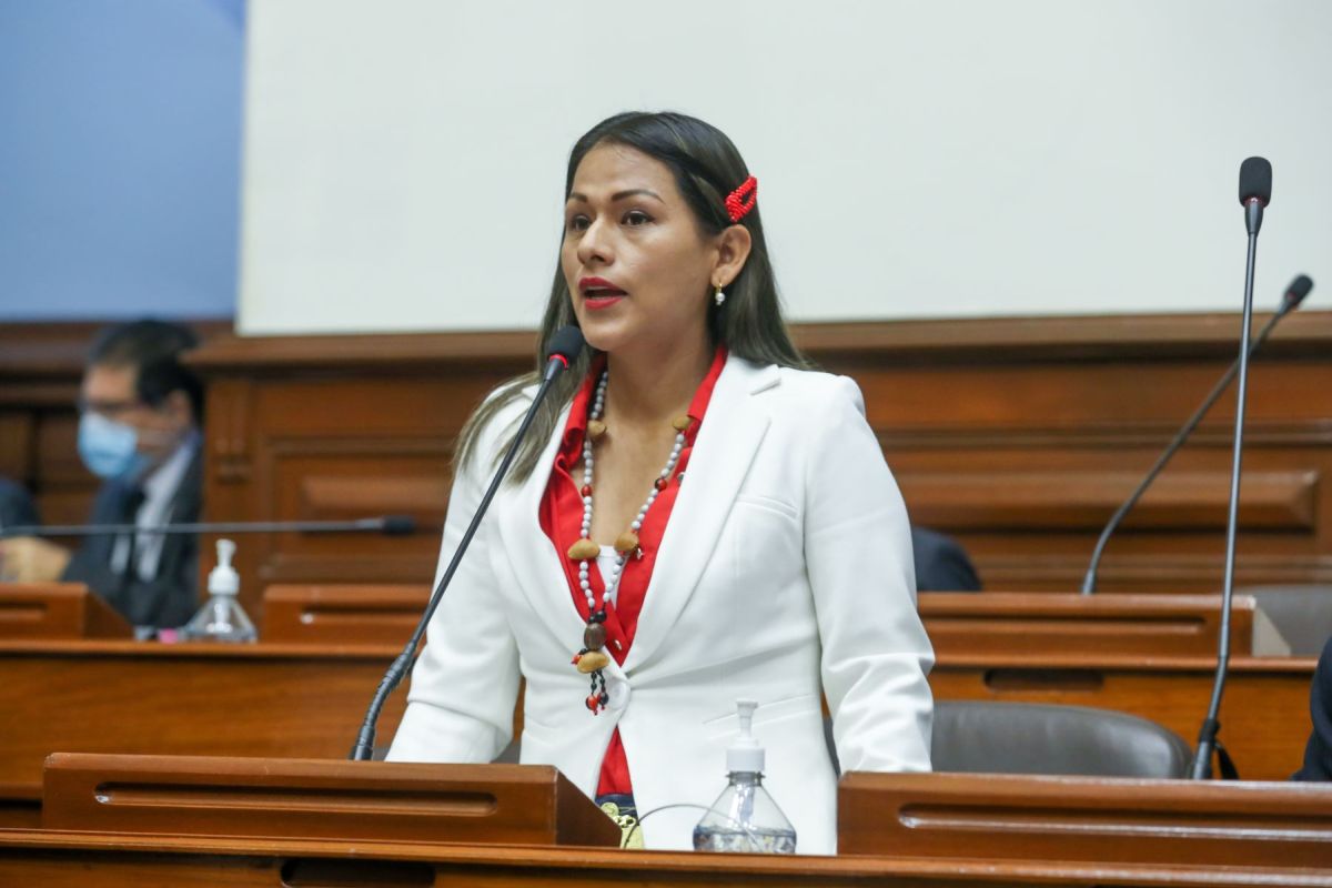 Perú Libre elige a Silvana Robles como nueva vocera luego de pedir renuncia de Pedro Castillo a su militancia
