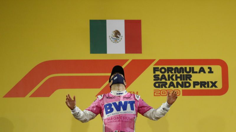 Sergio Perez celebrando en el podio tras ganar la carrera en Sakhir 2020 con Racing Point (Foto: REUTERS/Bryn Lennon9