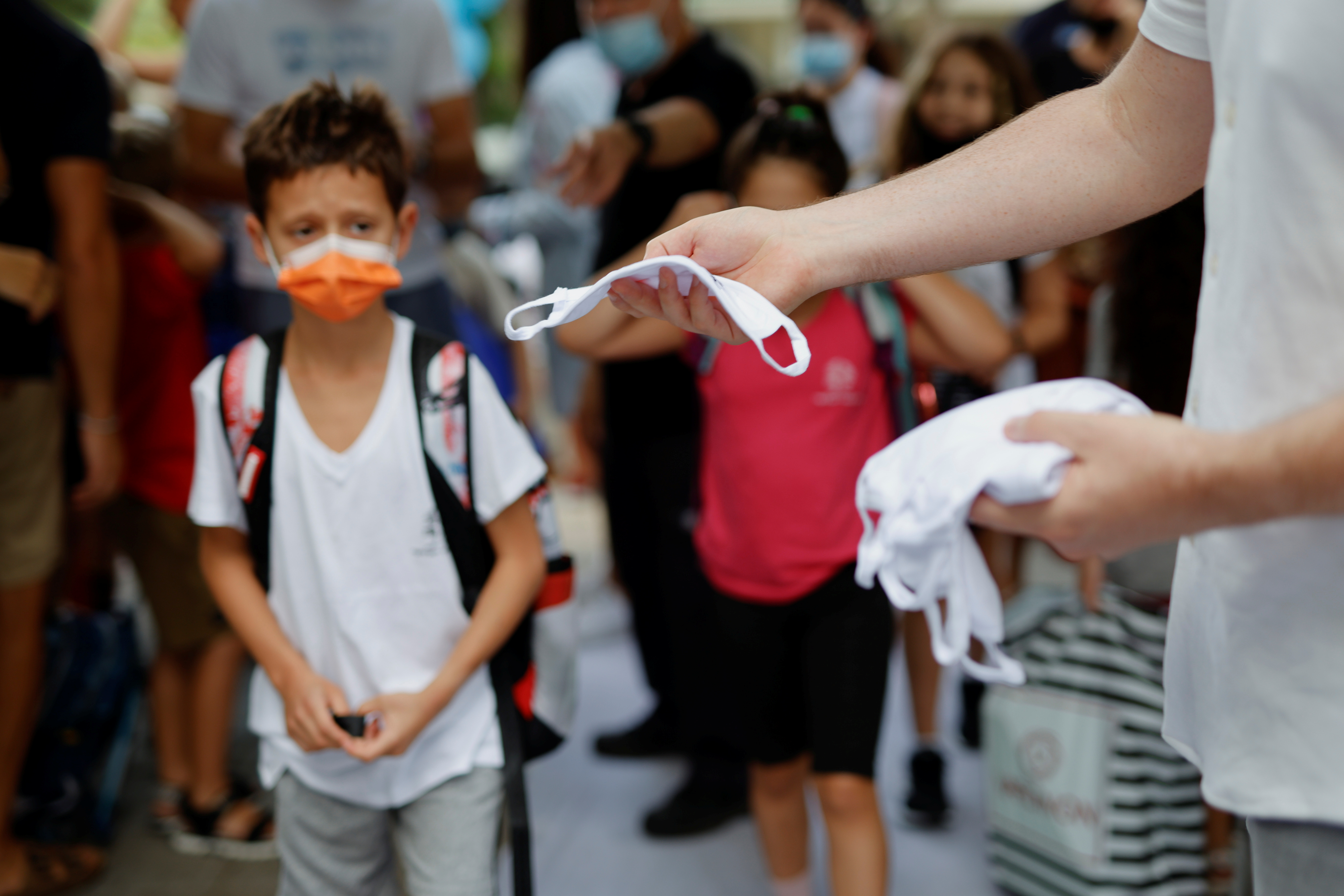 Se espera que con la medida se evite el cierre de escuelas por contagios. REUTERS/Amir Cohen