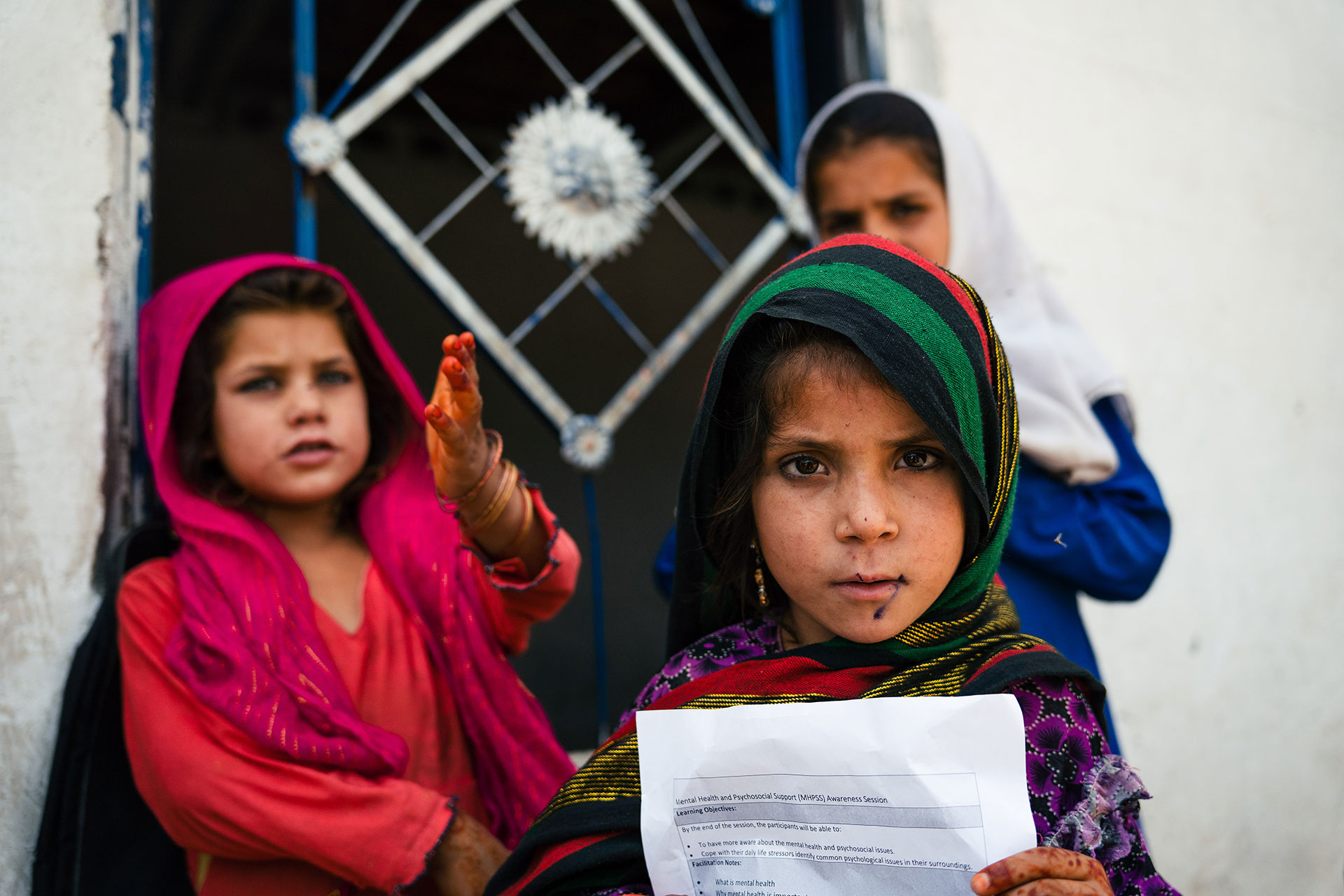 Niñas afganas refugiadas en la puerta de una escuela improvisada, en un barrio periférico de Islamabad, habitado mayormente por familias que escaparon del talibán. 