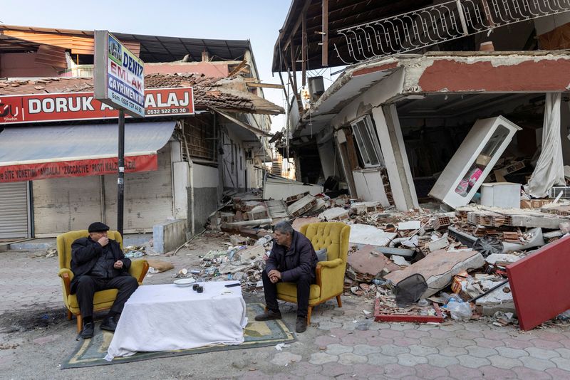 Dos hombres frente a sus propiedades destruidas tras el terremoto en Antioquía, provincia de Hatay, Turquía. La pobre reacción oficial para dar ayuda a los damnificados amenaza con expulsar a Erdogan del poder. (REUTERS/Eloisa López)