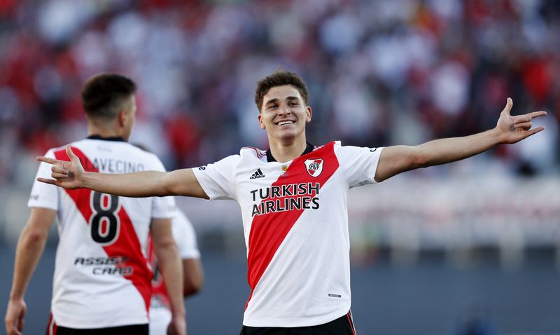 Julián Álvarez, la gran estrella de River Plate, continuará formando parte del equipo (REUTERS/Agustin Marcarian)