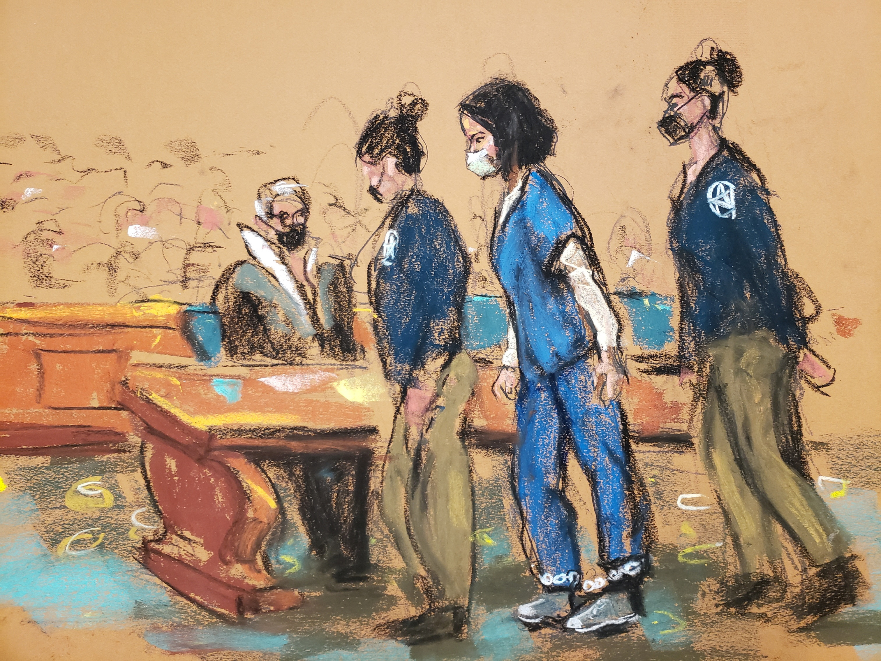 La asociada de Jeffrey Epstein, Ghislaine Maxwell, llega con grilletes a su audiencia de sentencia en un boceto de la sala del tribunal en la ciudad de Nueva York (REUTERS/Jane Rosenberg)