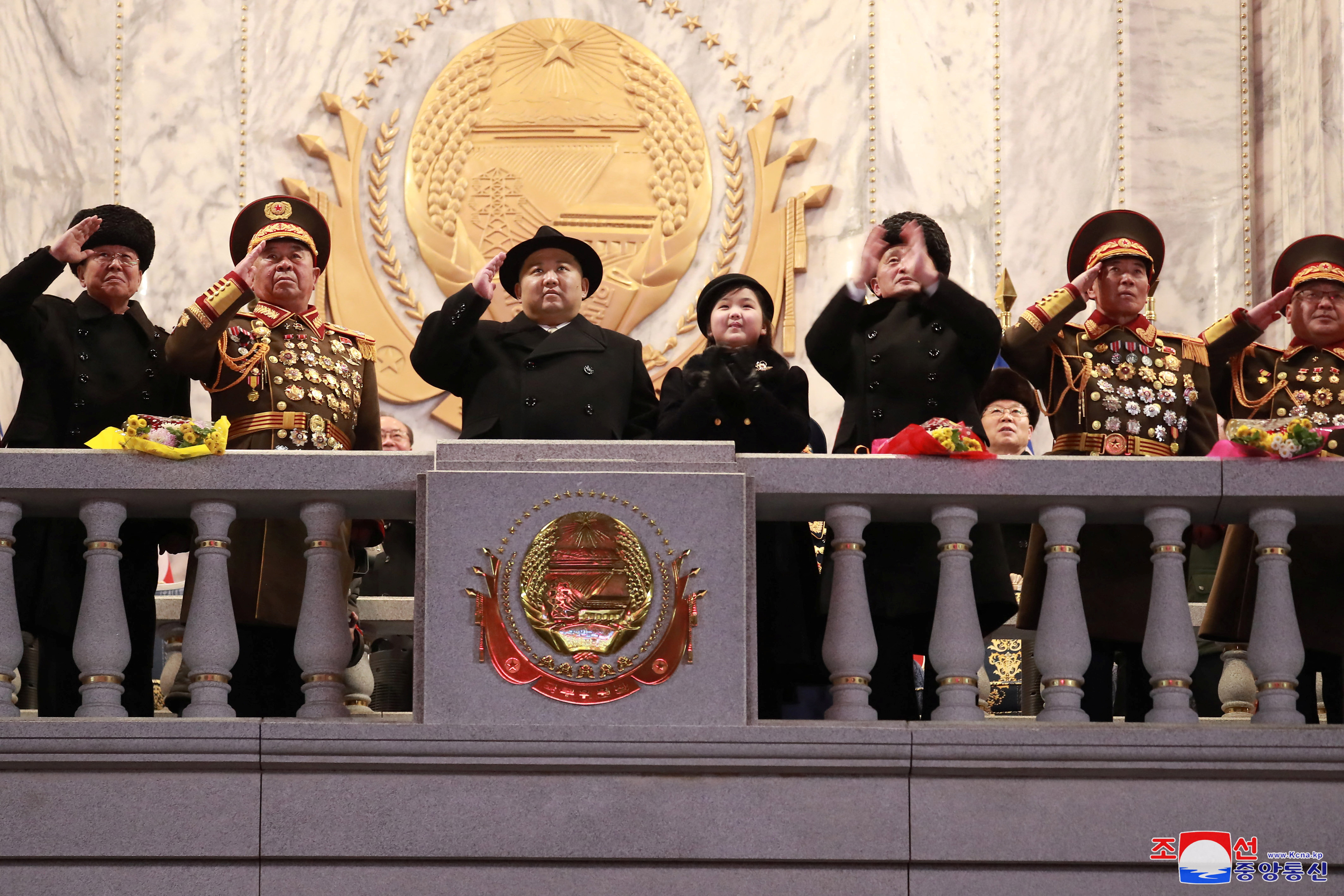 Kim junto a los generales y su hija Ju-ae