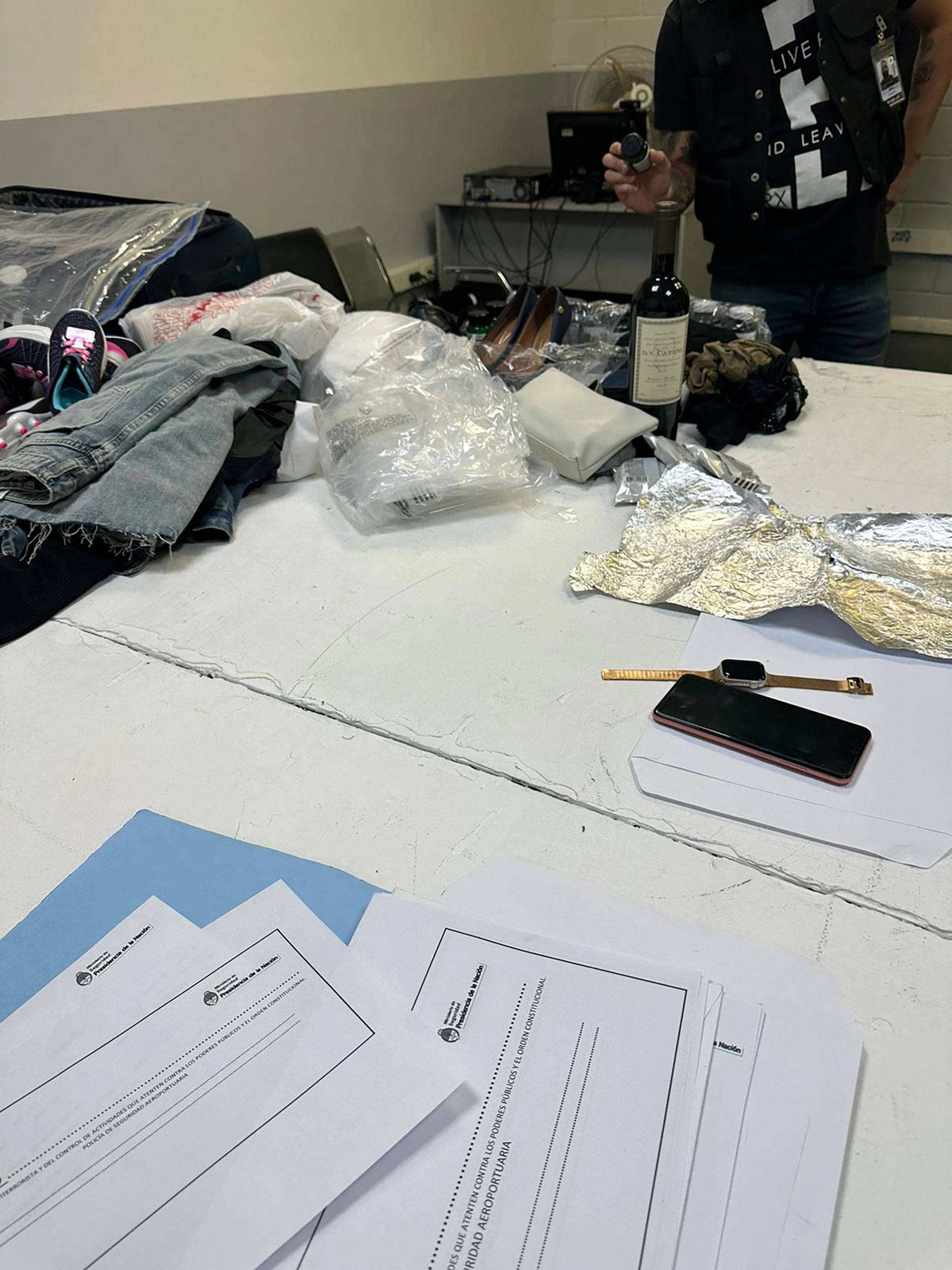 La Policía de Seguridad Aeroportuaria requisó el equipaje de Daniela Carbone, la azafata acusada de realizar una amenaza de bomba durante un vuelo a los Estados Unidos.