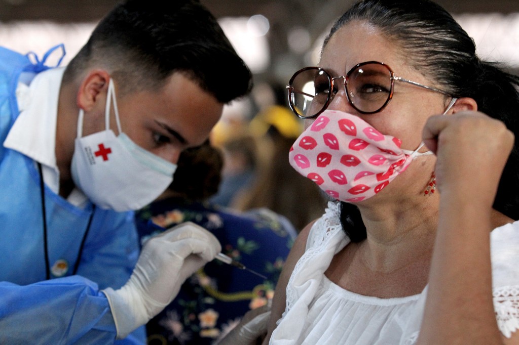 Cualquier persona podrá vacunarse en las sedes disponibles independientemente de la alcaldía. (Foto: AFP)