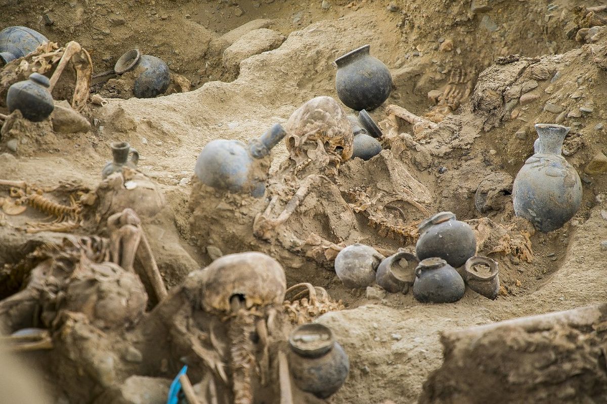Perú: descubren impresionante tumba múltiple con restos de 25 personas en la ciudadela de Chan Chan