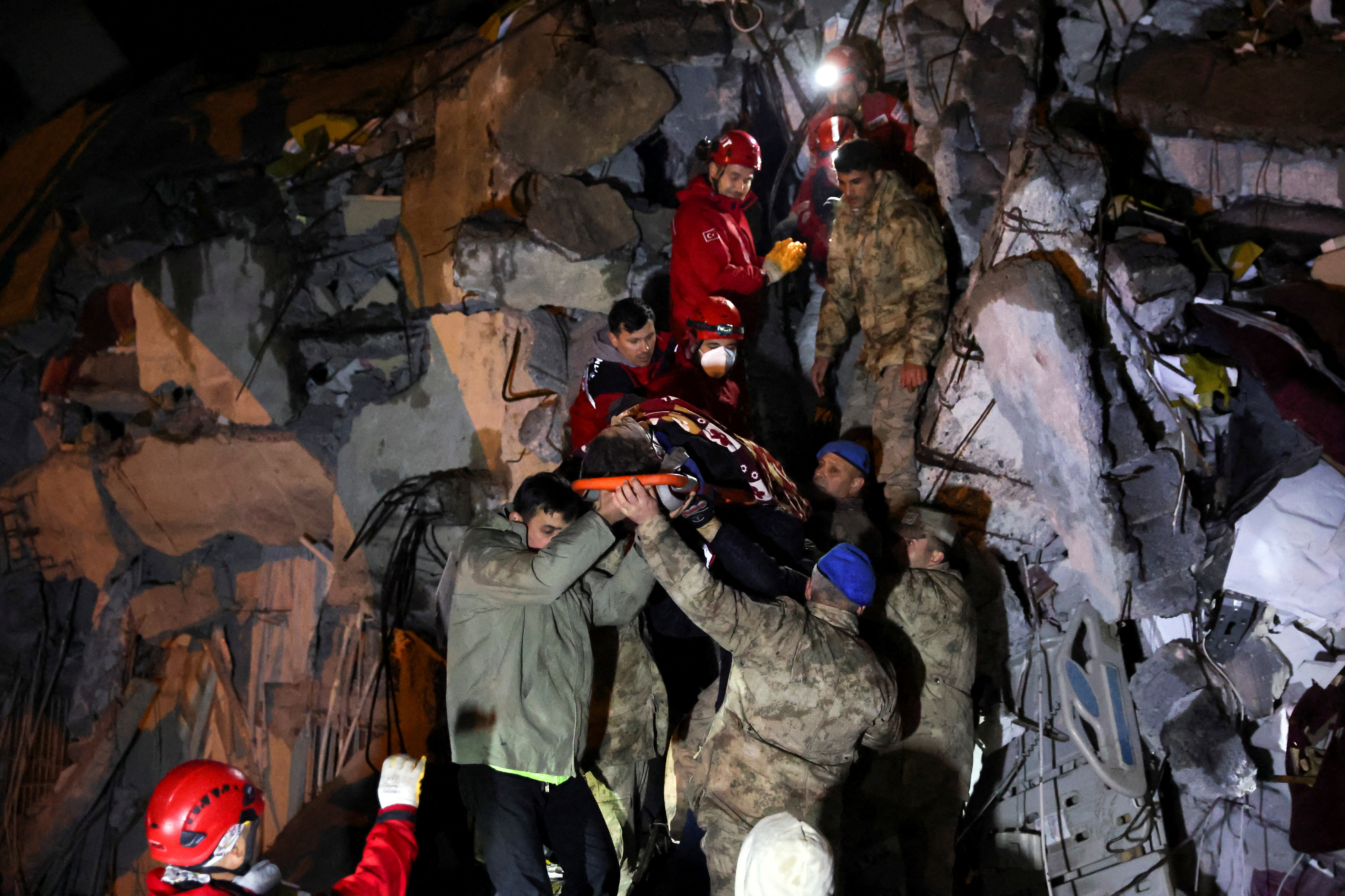 Ascendió a más de 4.300 la cifra de muertos en Turquía y Siria por el terremoto. (REUTERS/Umit Bektas)