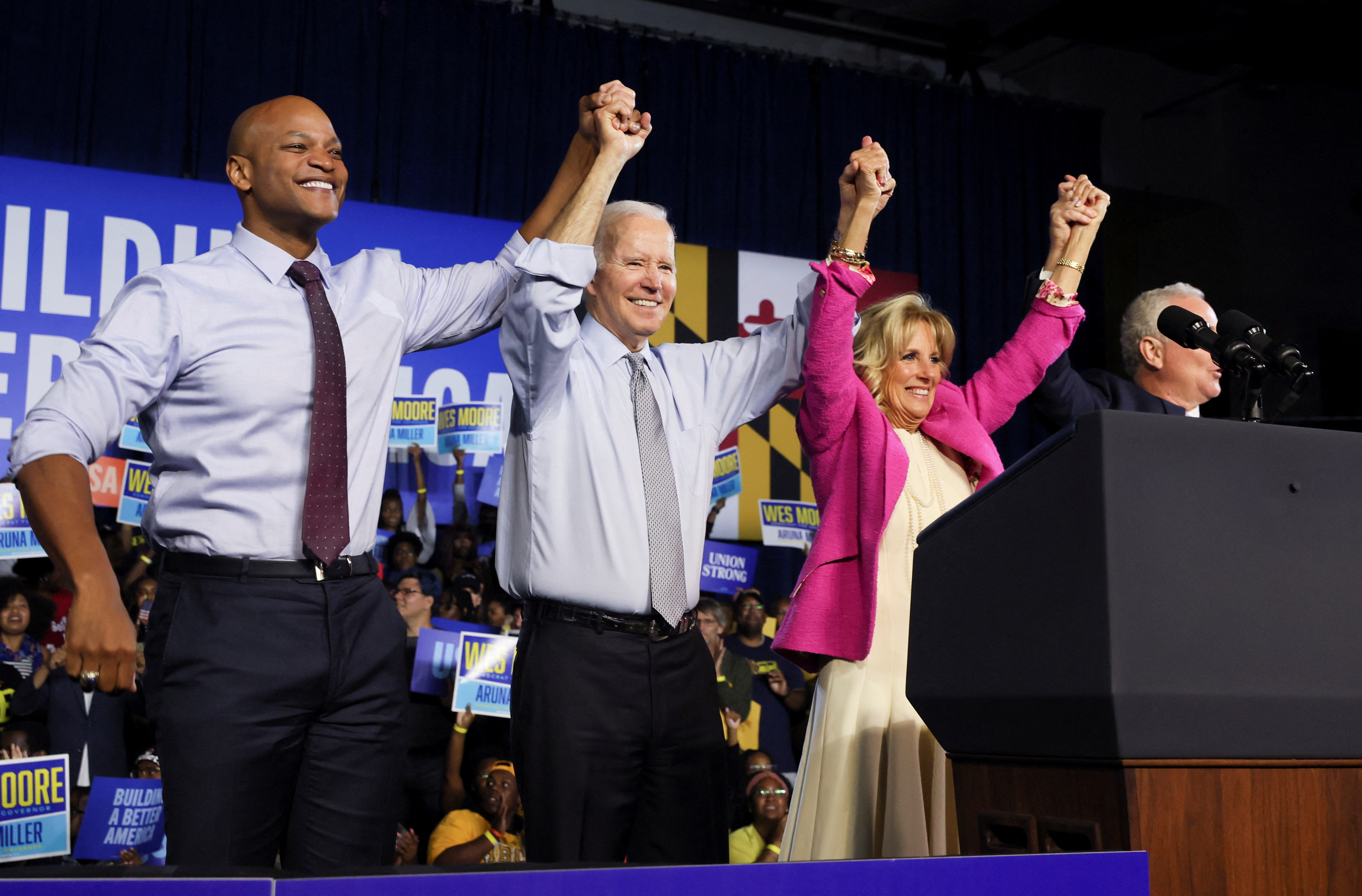 Wes Moore venció al candidato republicano apoyado por Donald Trump y se convirtió en gobernador de Maryland. En la foto junto al presidente Joe Biden y la primera dama, Jill Biden (Reuters)