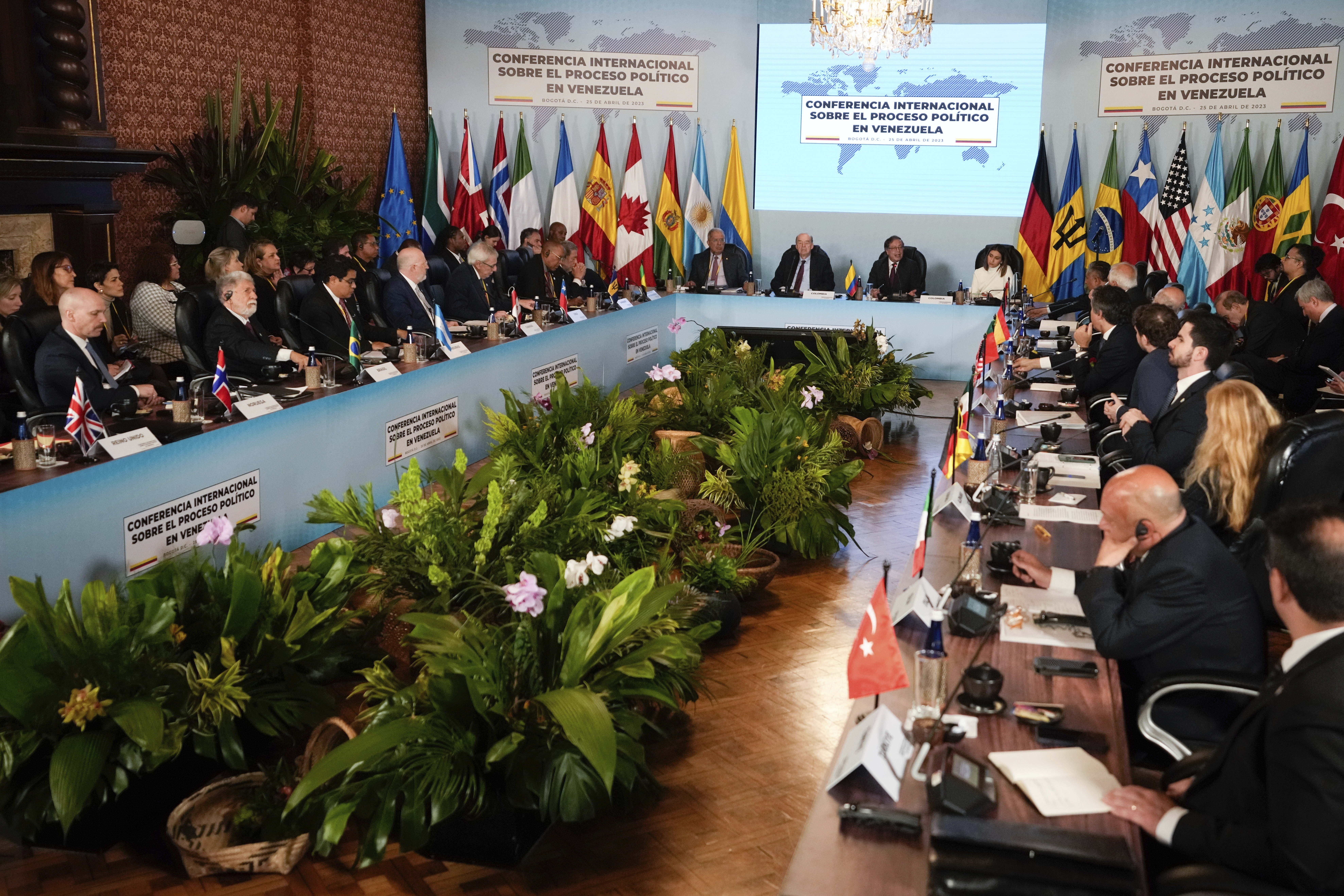 El presidente de Colombia, Gustavo Petro, en el centro, habla a los delegados internacionales durante una conferencia centrada en la crisis política de Venezuela en Bogotá, Colombia (AP Foto/Fernando Vergara)