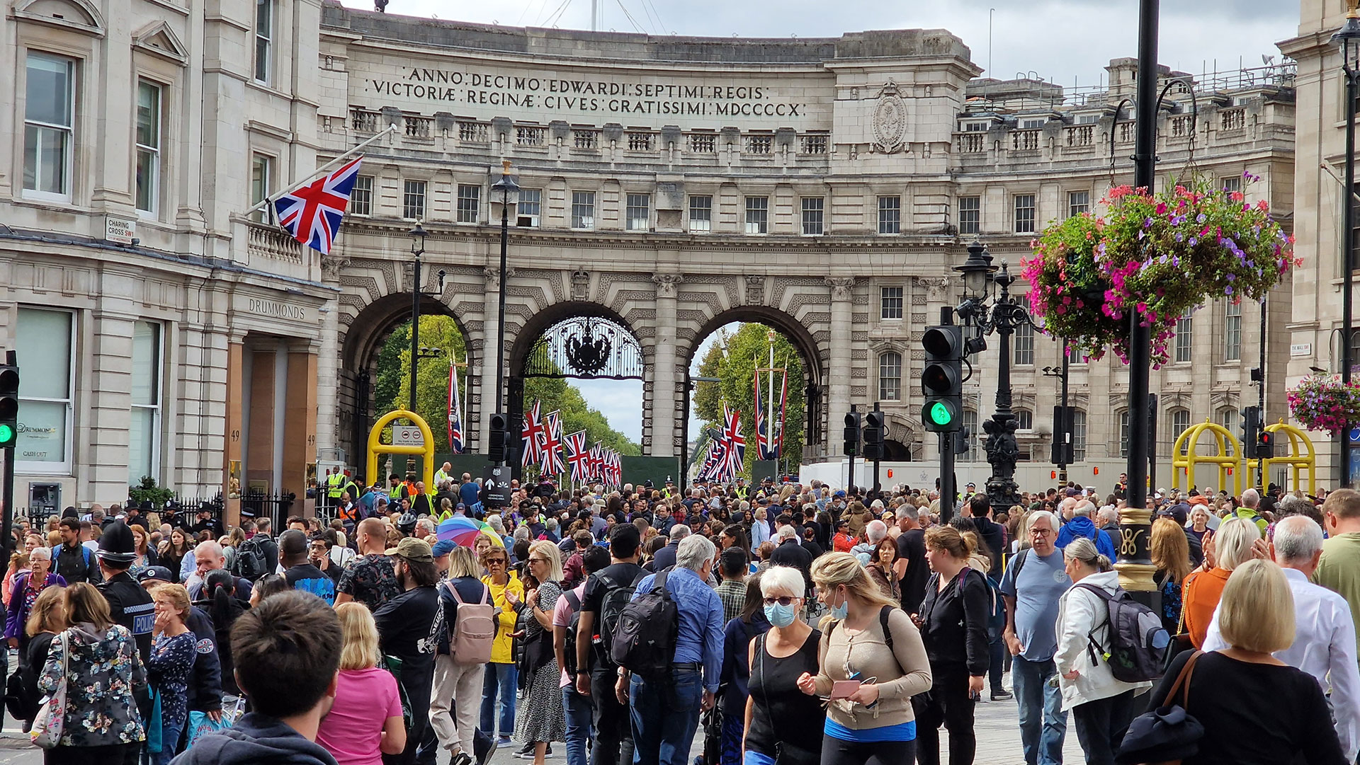 Las calles de Londres están repletas de personas (Sergio Schuchinsky)