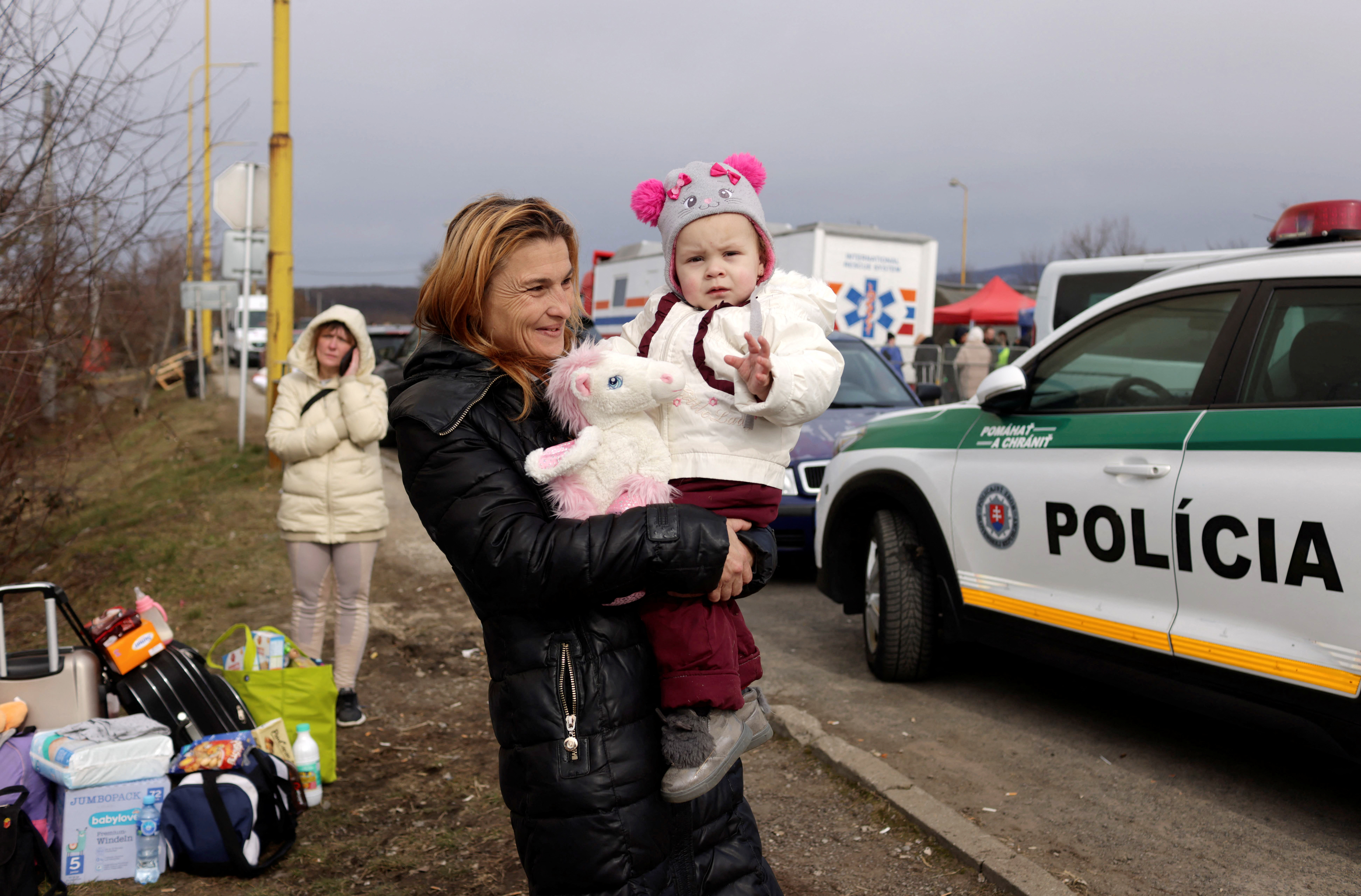 Una mujer con una niña en Vysne Nemecke, Eslovaquia (REUTERS/Lukasz Glowala)