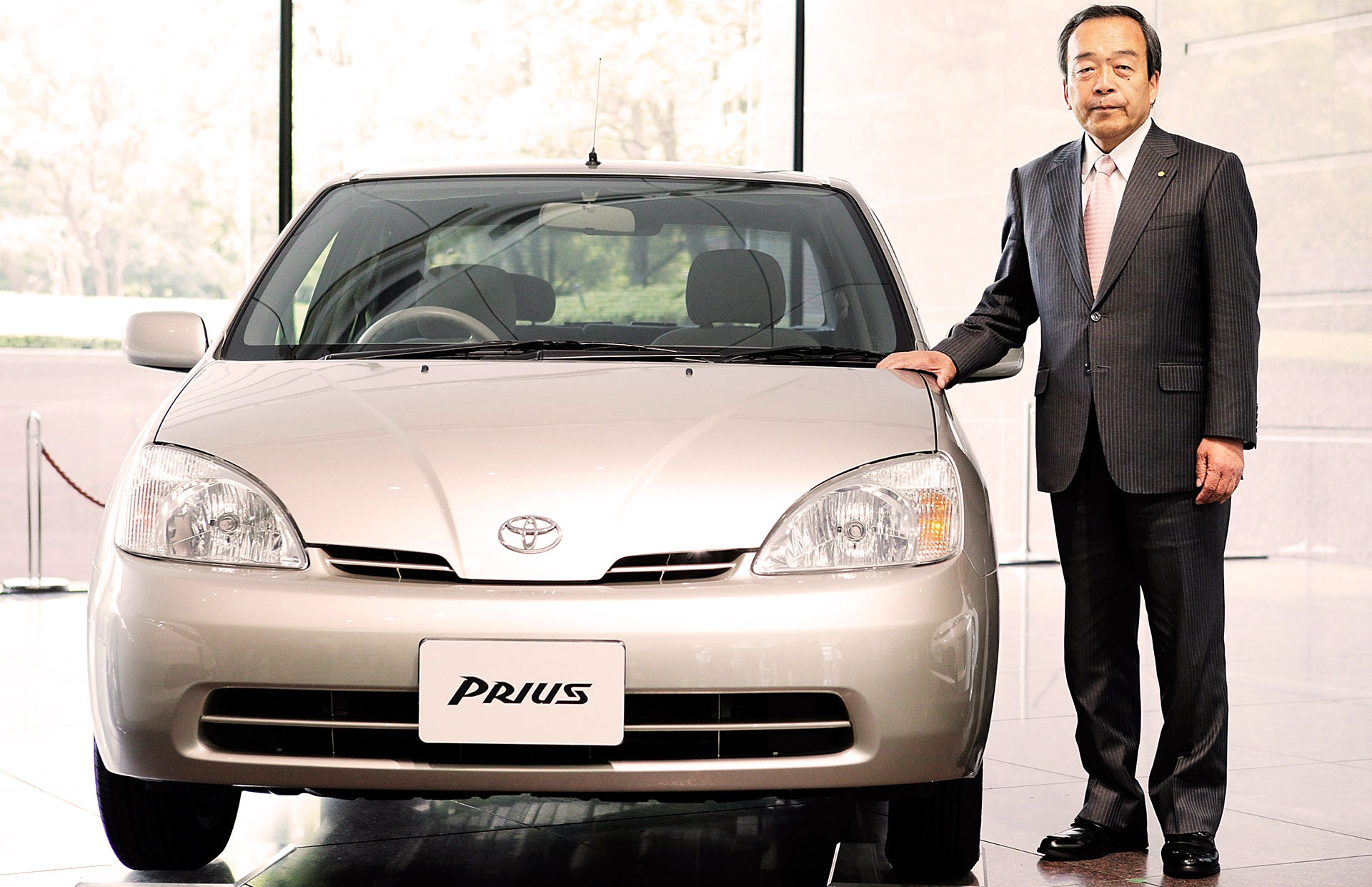 Takeshi Uchiyamada, el creador del Prius, junto a un ejemplar de la primera generación, presentada en diciembre de 1997