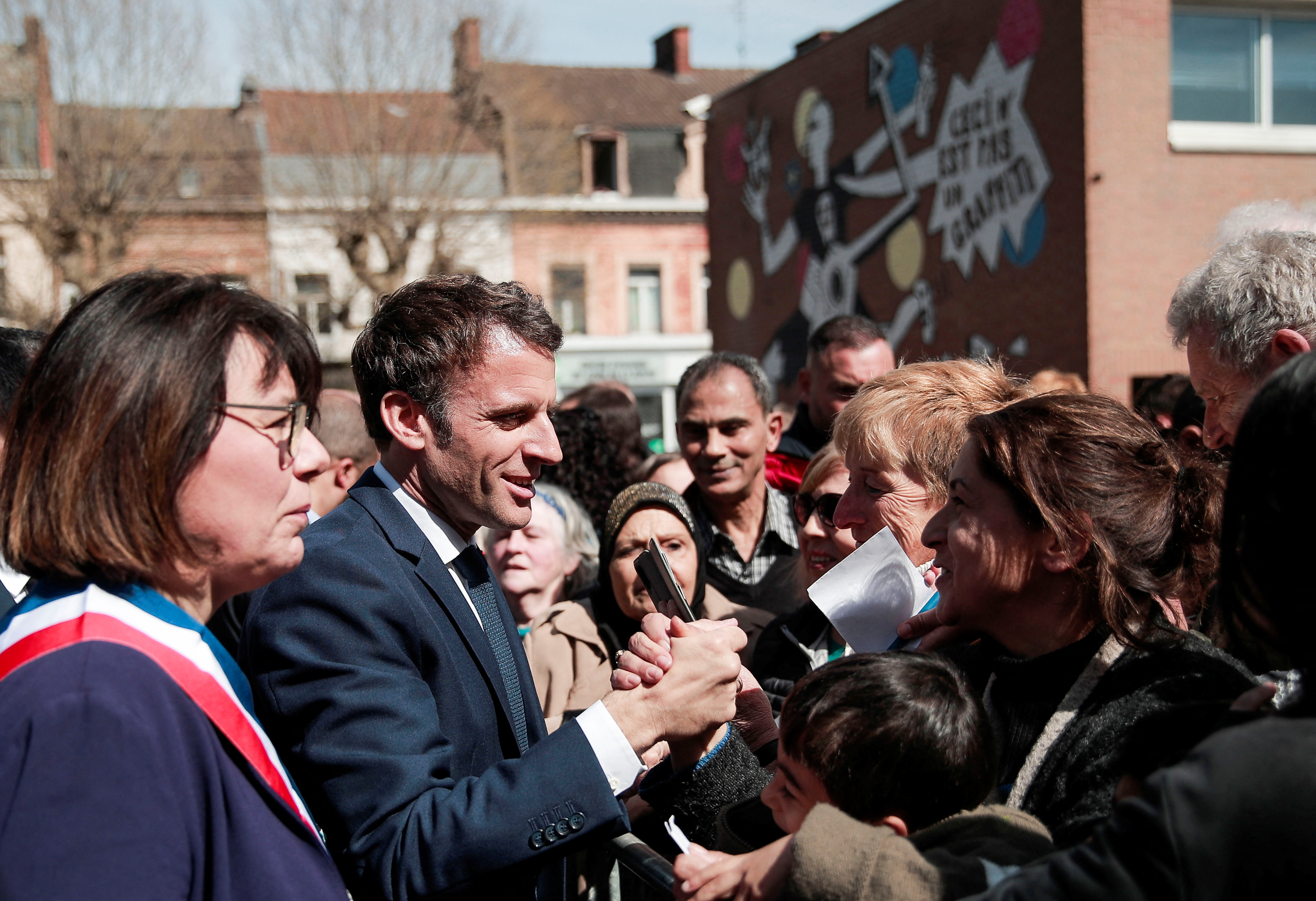 Emmanuel Macron este mismo lunes comenzó la campaña visitando Denain. El presidente hará un gran encuentro en Marsella, intentado acercarse a los sectores que mas rechazo han mostrado a sus politicas. 