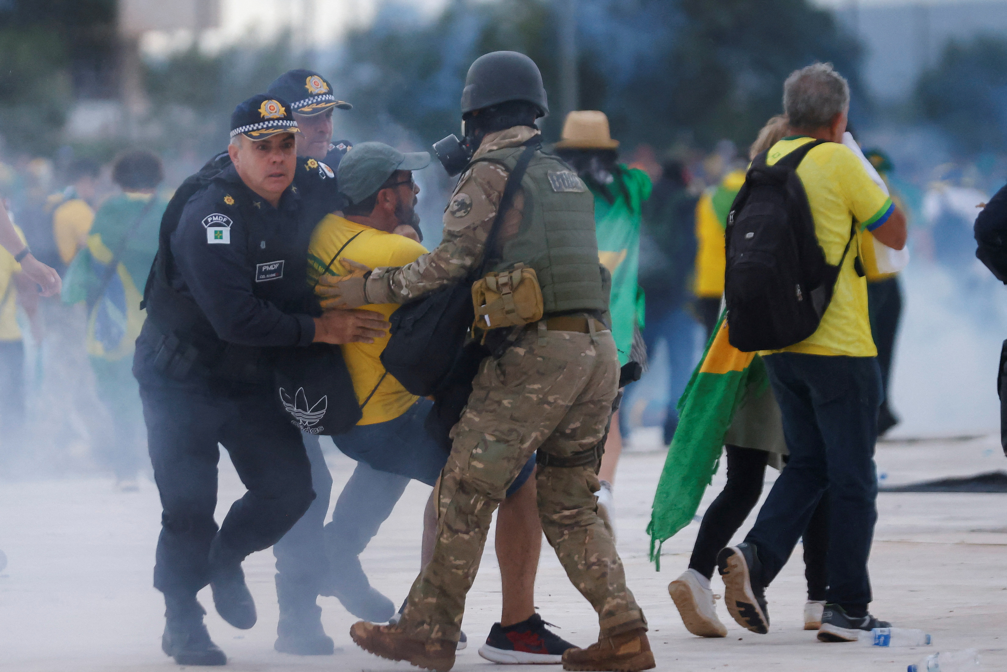 El coronel Jorge Eduardo Naime arrestando a manifestantes en plena revuelta el 8 de enero (REUTERS/Adriano Machado)