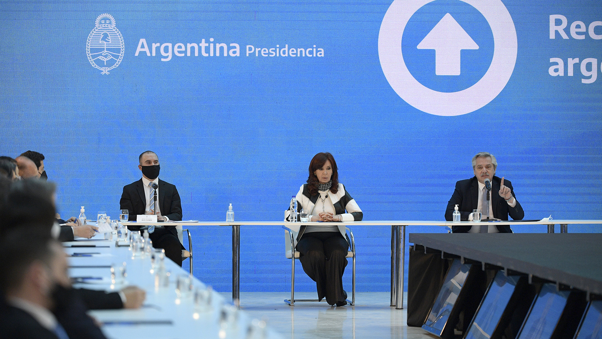Alberto Fernández, Cristina Fernández de Kirchner y Martín Guzmán en el Museo del Bicentenario de la Casa Rosada
