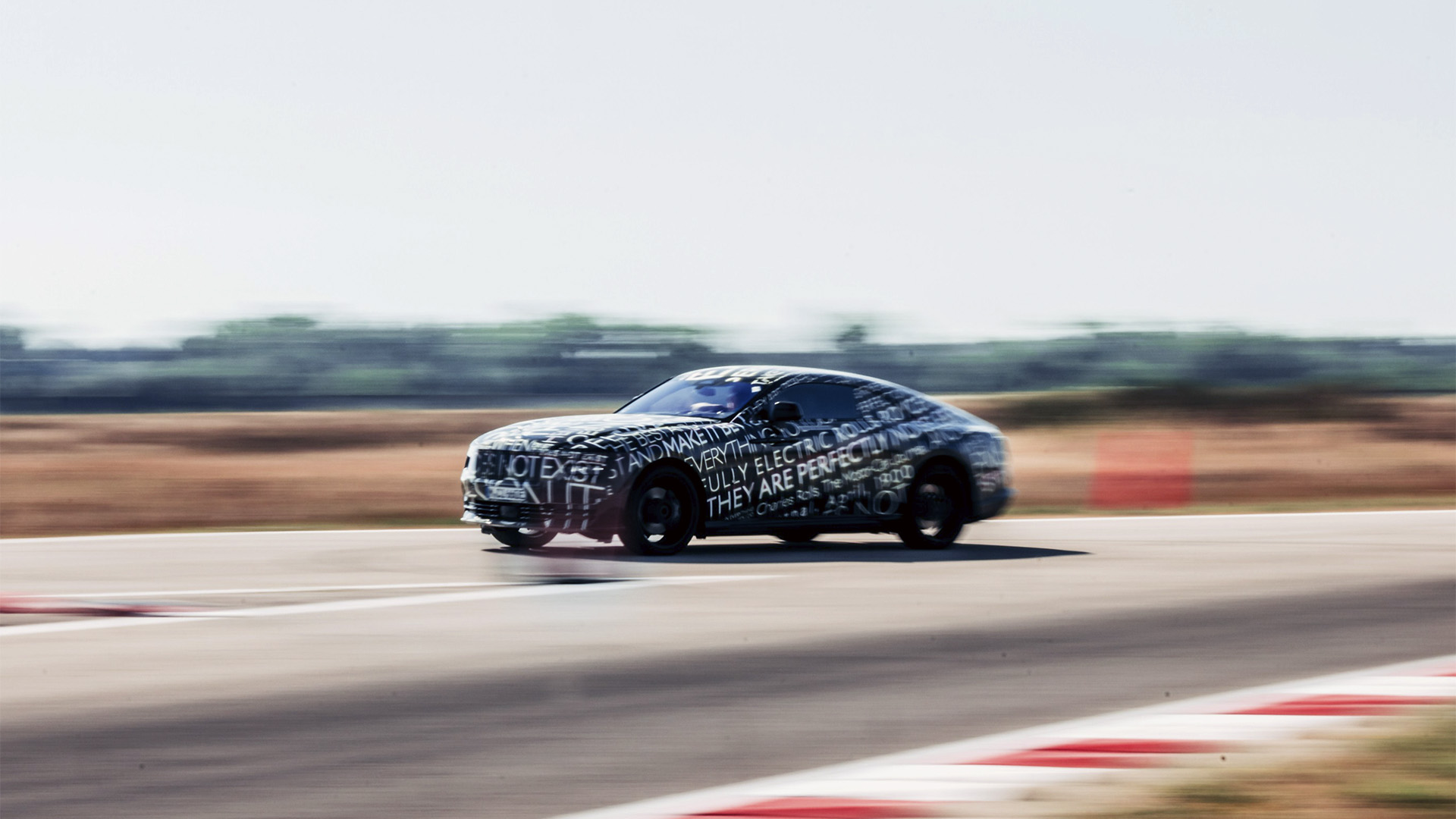 Durante el verano europeo de 2022, el Spectre realizó sus pruebas en la Costa Azul y en la pista de ensayos de BMW de Miramas, en el sur de Francia