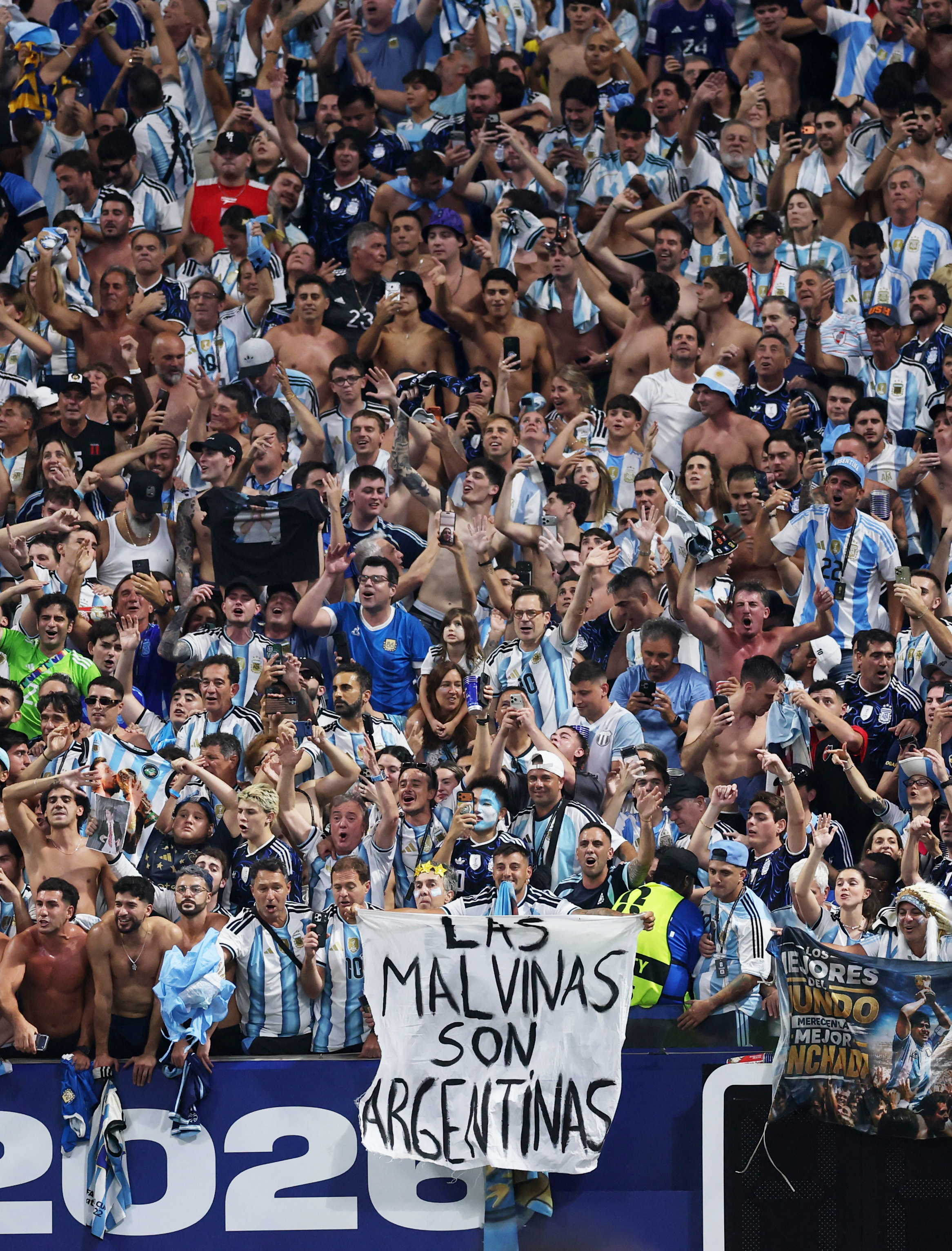 La bandera con un mensaje por Malvinas que mostraron los jugadores de Argentina tras el triunfo ante Inglaterra