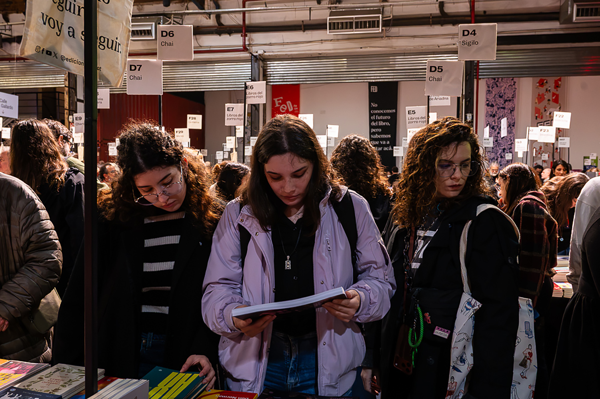 60 videollamadas de una hora y un documento "versión mil": cómo es el "trabajo invisible" detrás de la edición de libros