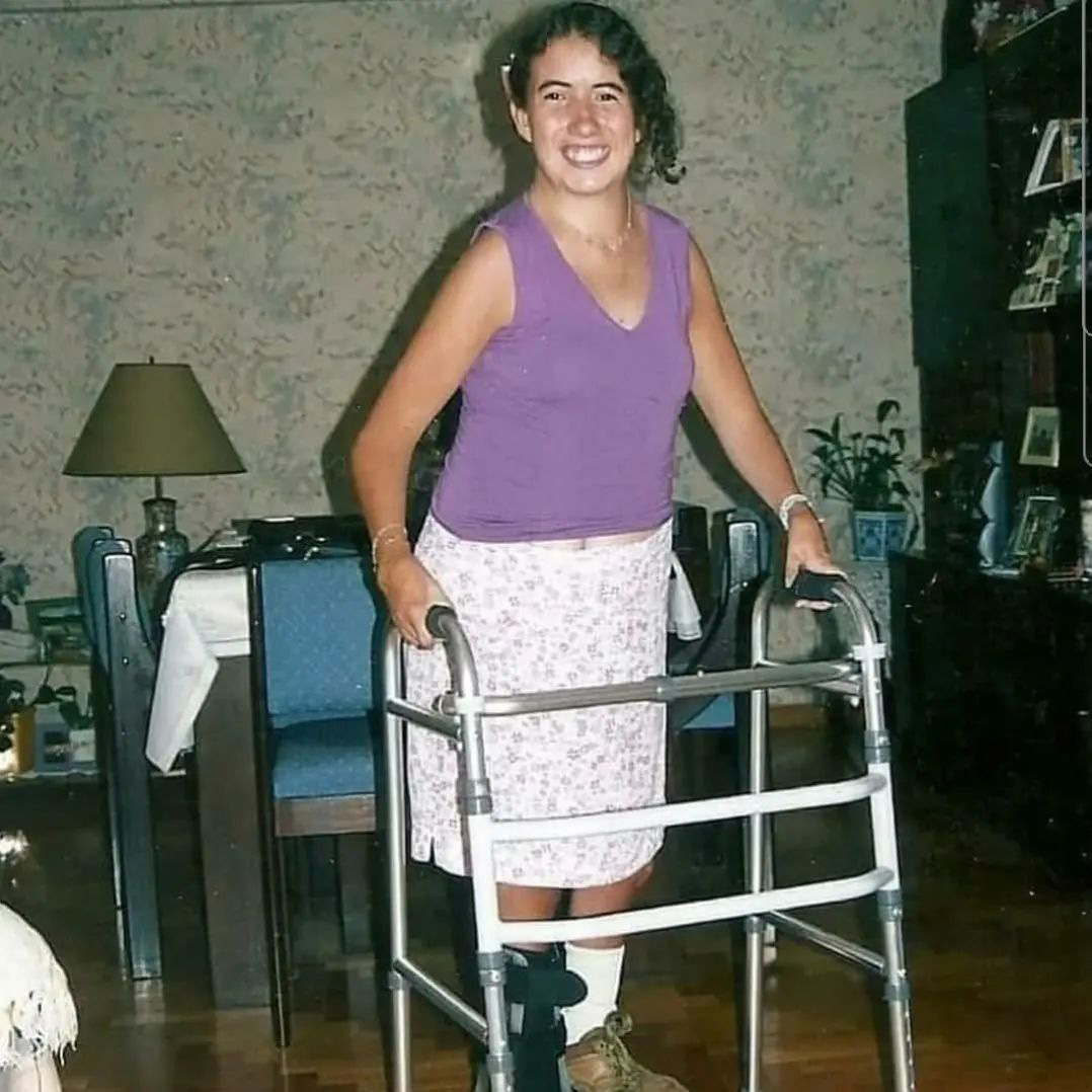 A pesar de su diagnóstico adverso, Daniela pudo caminar con apoyos y lentamente salir adelante.