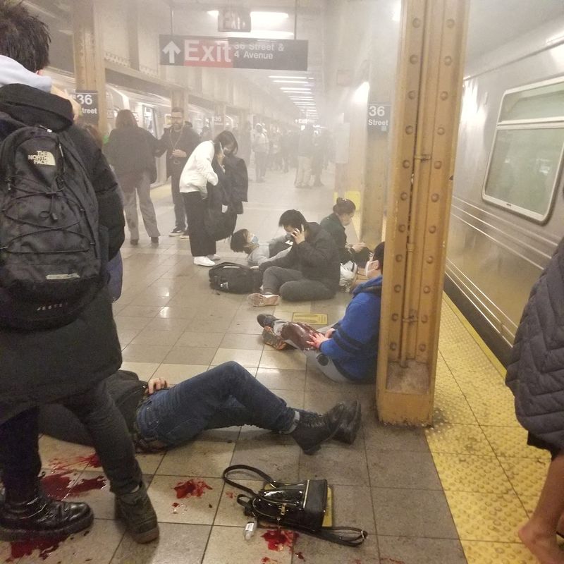 Varias personas heridas tras un ataque con arma de fuego en la estación de metro de la calle 36 de la ciudad de Nueva York, Estados Unidos, el 12 de abril de 2022. Armen Armenian/vía REUTERS