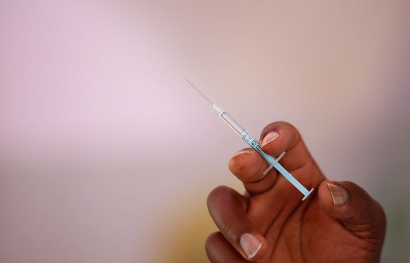 Las vacunas y los cubrebocas han sido uno de los elementos primordiales para combatir la pandemia. (REUTERS/Monicah Mwangi)