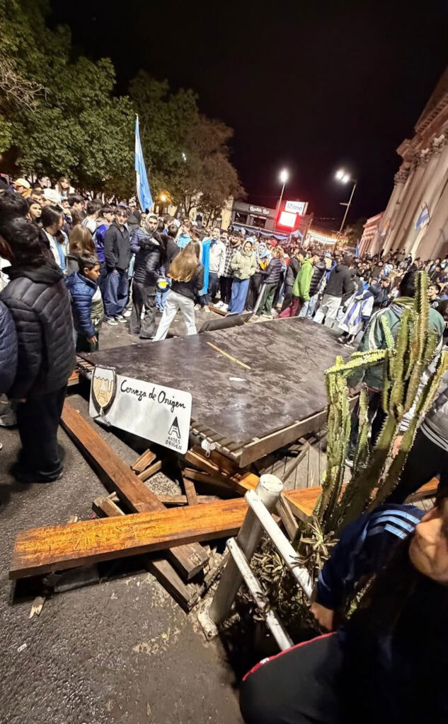 Video: festejaban el triunfo de Argentina saltando sobre la p&eacute;rgola de un bar y se vino abajo