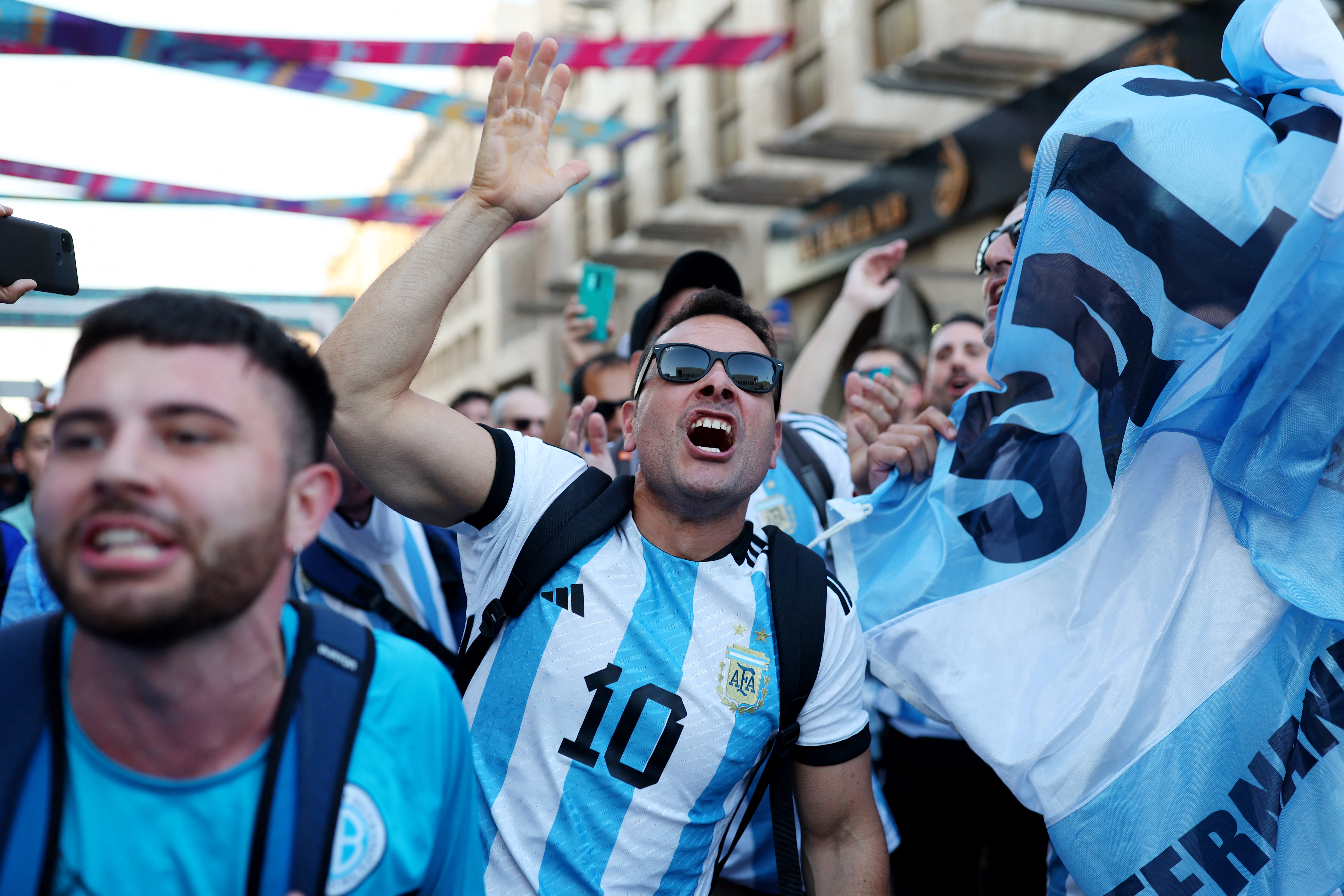 Los hinchas argentinso alientan por Lionel Messi y compañía (REUTERS/Amanda Perobelli)