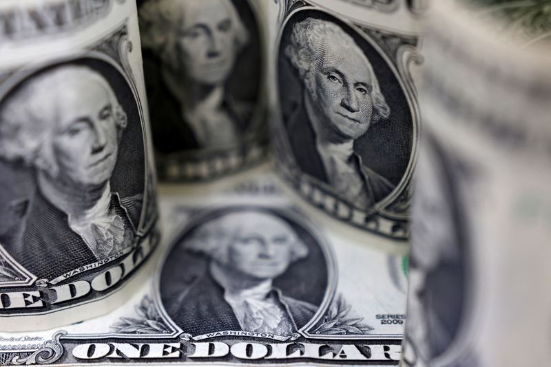 FOTO DE ARCHIVO: Billetes de dólar estadounidense aparecen en esta ilustración tomada el 17 de julio de 2022. REUTERS/Dado Ruvic/Ilustración/Archivo