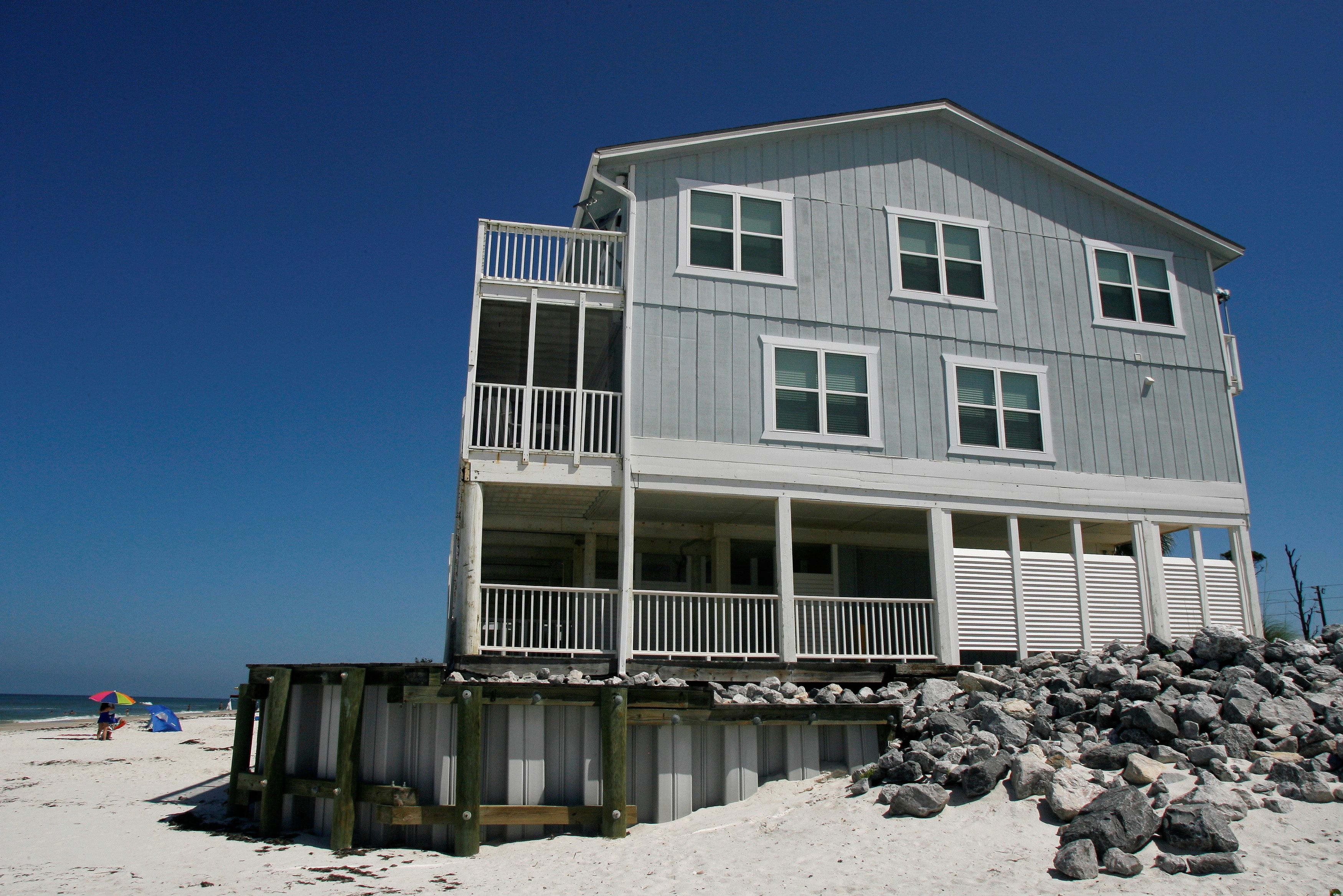 Un refugio cerca del mar: casas asequibles en los Estados Unidos cerca de la playa. REUTERS/Philip Sears/File Photo