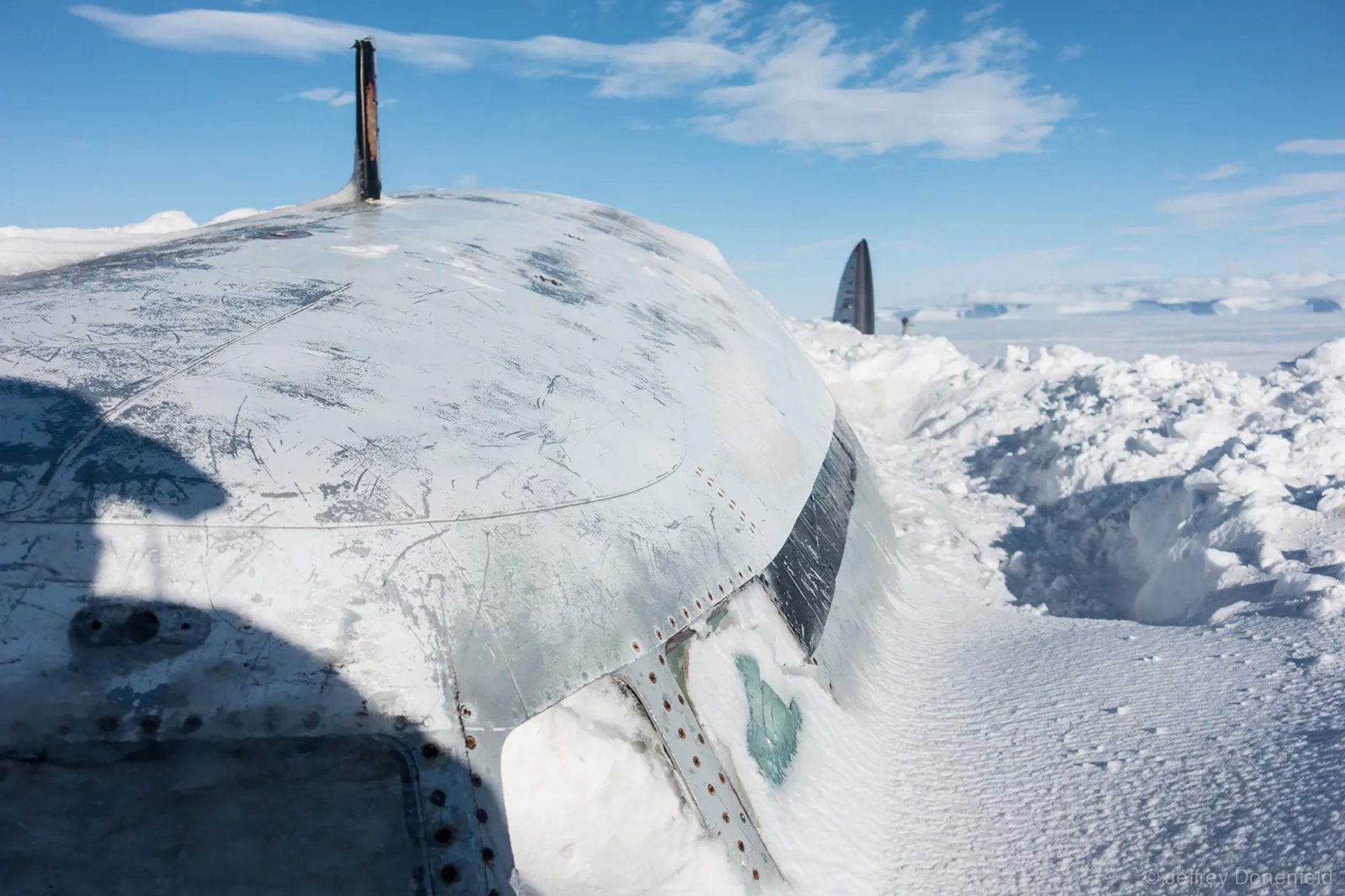 El avión Pegasus enterrado en el hielo de la Antártida. (https://www.jeffreydonenfeld.com/)