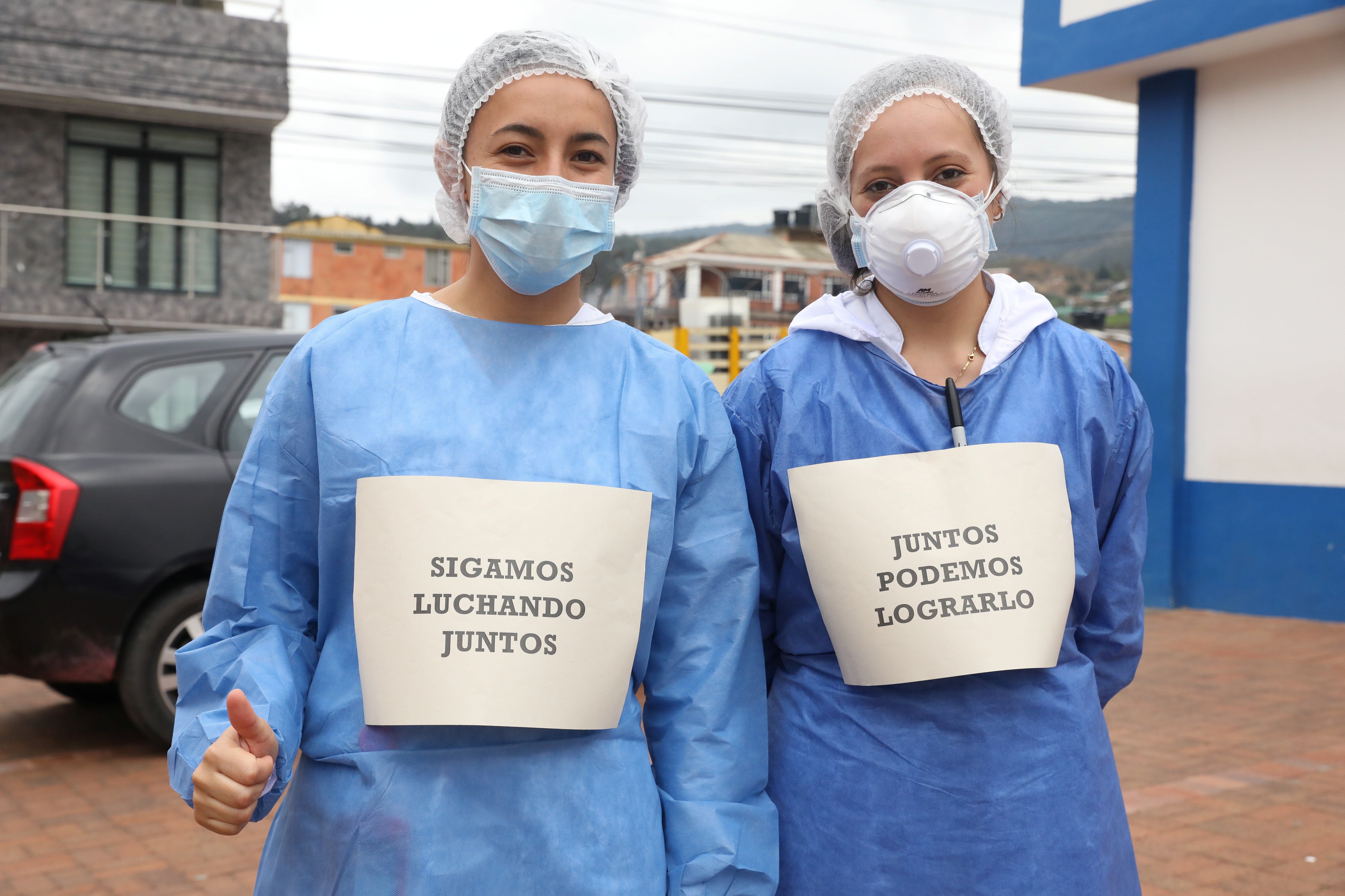 Enfermeras del Hospital de Suesca con carteles que dicen "Sigamos luchando juntos" y "Juntos podemos lograrlo" en Suesca, Colombia, el 23 de abril de 2020 (Javier Dussan/Gobierno de Cundinamarca/Manifestación a través de REUTERS)