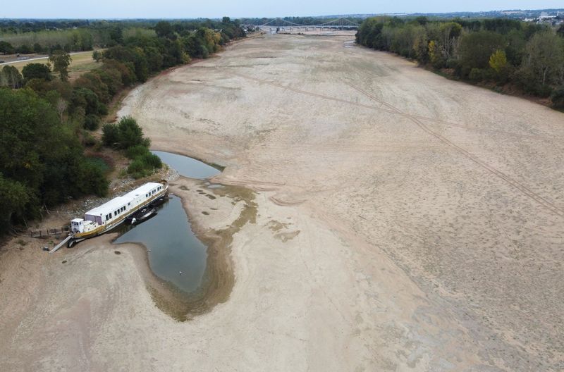 Una vista aérea muestra un brazo del río Loira mientras la sequía histórica golpea a Francia, en Loireauxence
Ago 16, 2022. REUTERS/Stephane Mahe