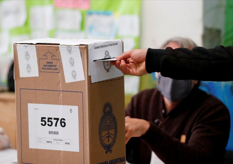 Un hombre pone su voto en una urna durante las elecciones primarias del domingo en Buenos Aires, Argentina. 12 sept, 2021. REUTERS/Agustin Marcarian