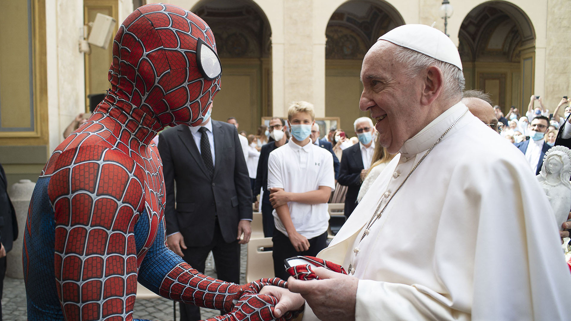 El papa Francisco recibió la visita inesperada de Spiderman - Infobae
