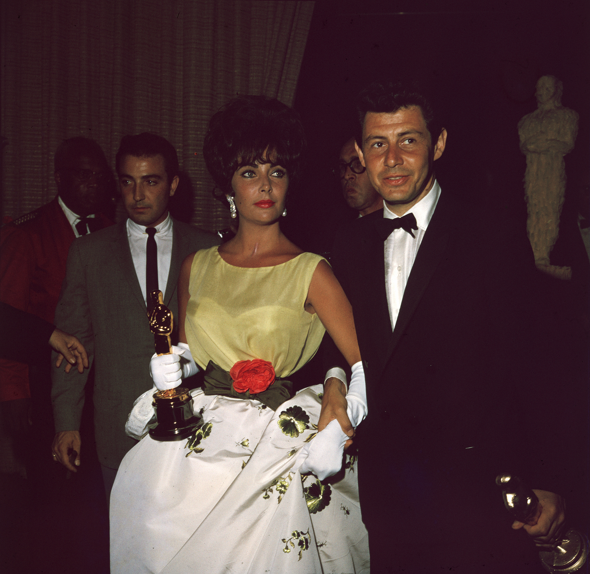 La actriz de origen británico Elizabeth Taylor sosteniendo el Oscar que ganó por su actuación en la película 'Butterfield 8' con su marido, el cantante Eddie Fisher (Darlene Hammond/Hulton Archive/Getty Images)