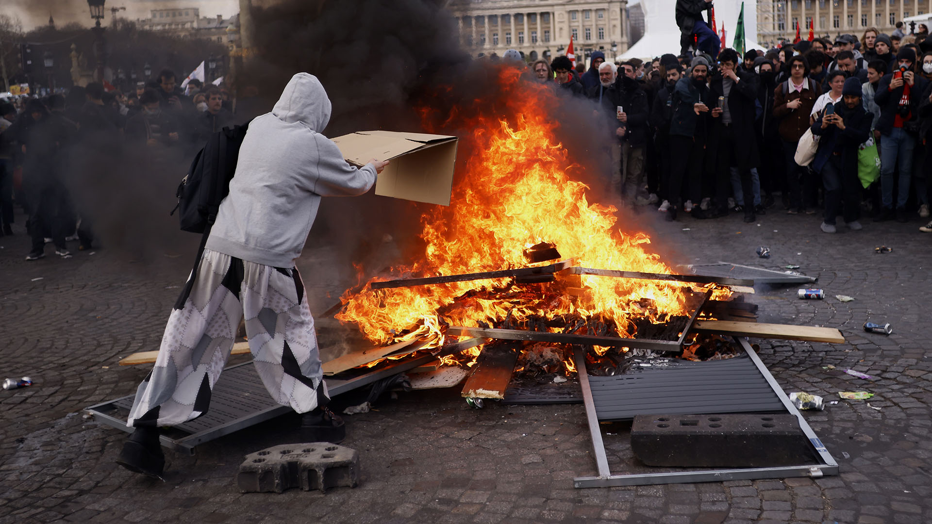 En París se vieron escenas de barricadas y de incendios con las montañas de basura que se han acumulado en la mitad de los distritos de la ciudad por la huelga de los trabajadores desde hace una decena de días. (AP)