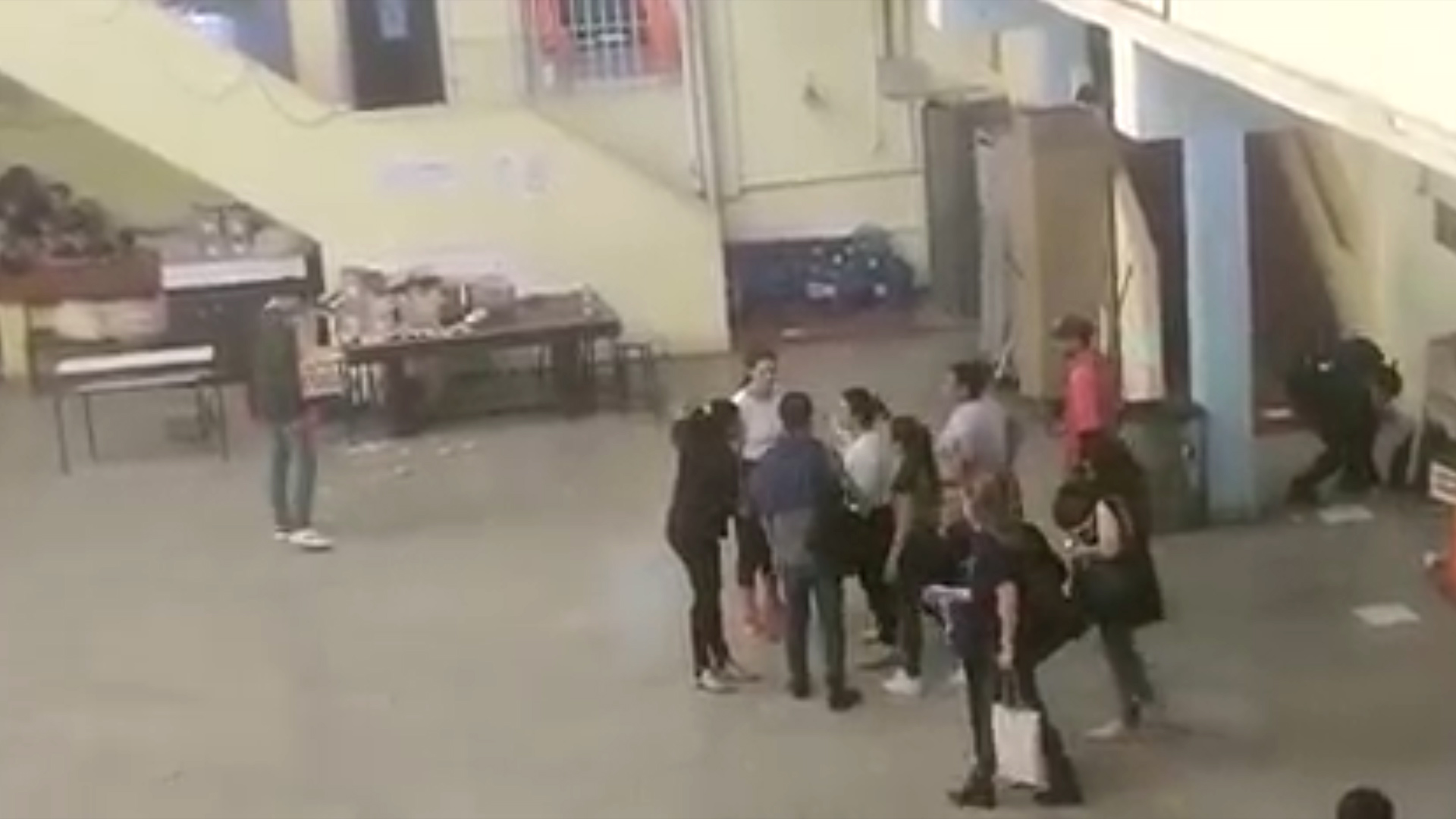 Salvaje pelea en un colegio: dos mujeres molieron a golpes a los directivos, agredieron a un alumno y arrojaron piedras