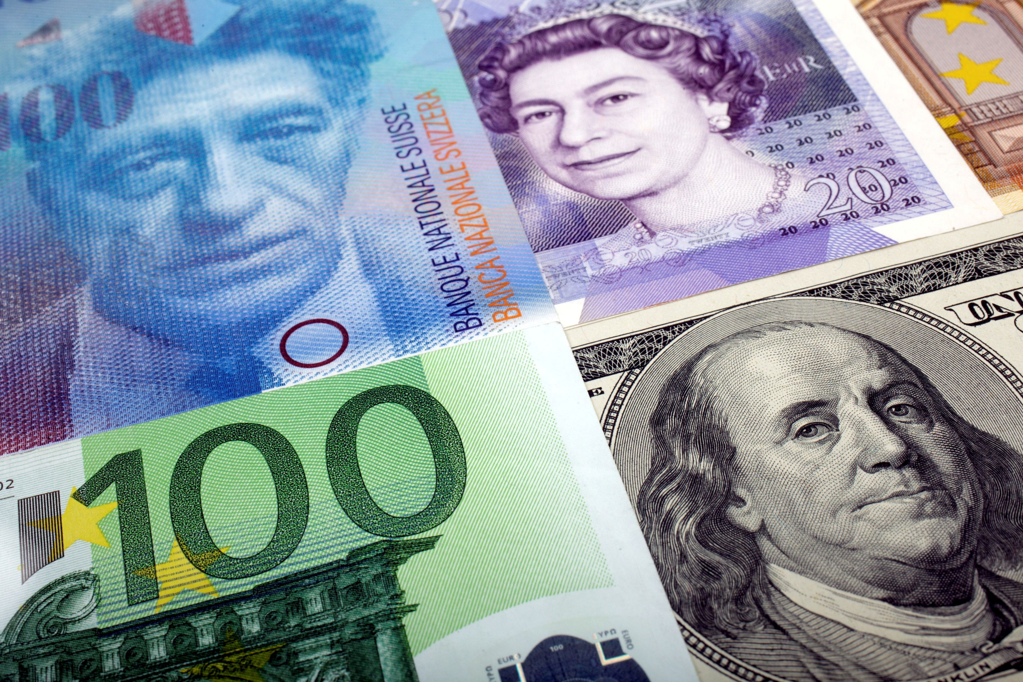 Billetes del dólar, libra esterlina, euro y franco suizo (Reuters)