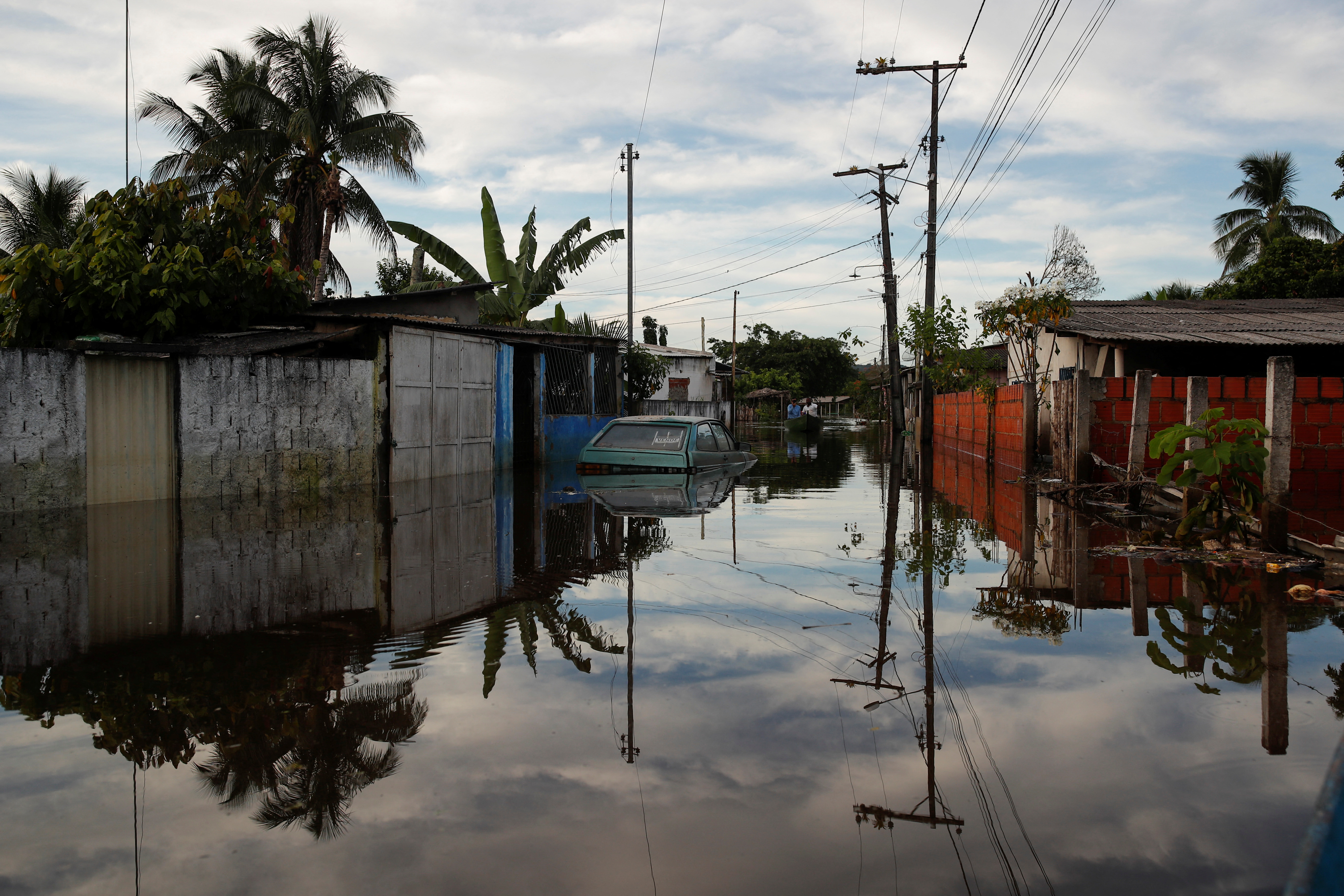 Bolsonaro fue ampliamente criticado por no interrumpir sus vacaciones en Santa Catarina para acudir a las zonas afectadas por las fuertes lluvias (REUTERS/Amanda Perobelli)