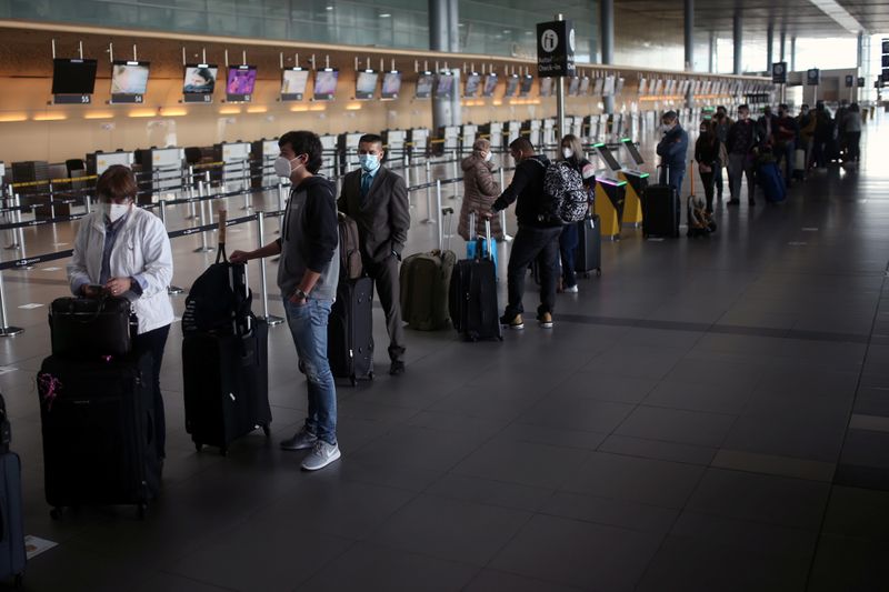 Imagen de archivo de pasajeros en el Aeropuerto El Dorado, en Bogotá. Firman resolución para establecer tarifas cero en aeropuertos de Ipiales, Pasto, Popayán y Tumaco, por la emergencia en la Vía Panamericana. REUTERS/Luisa Gonzalez
